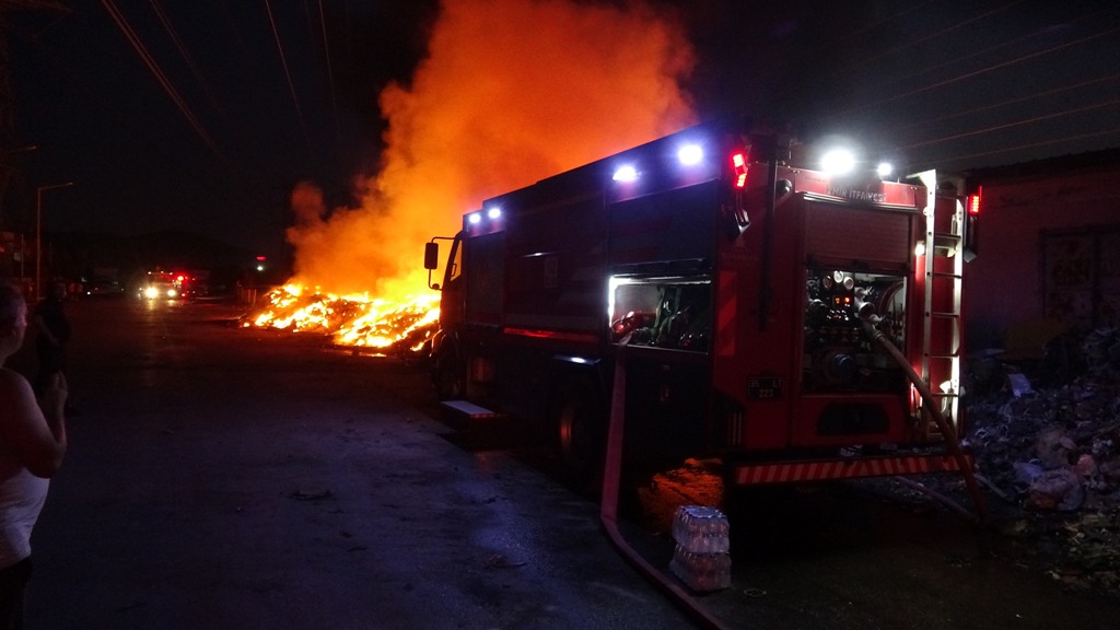 İzmir’de korkutan yangın havadan görüntülendi
