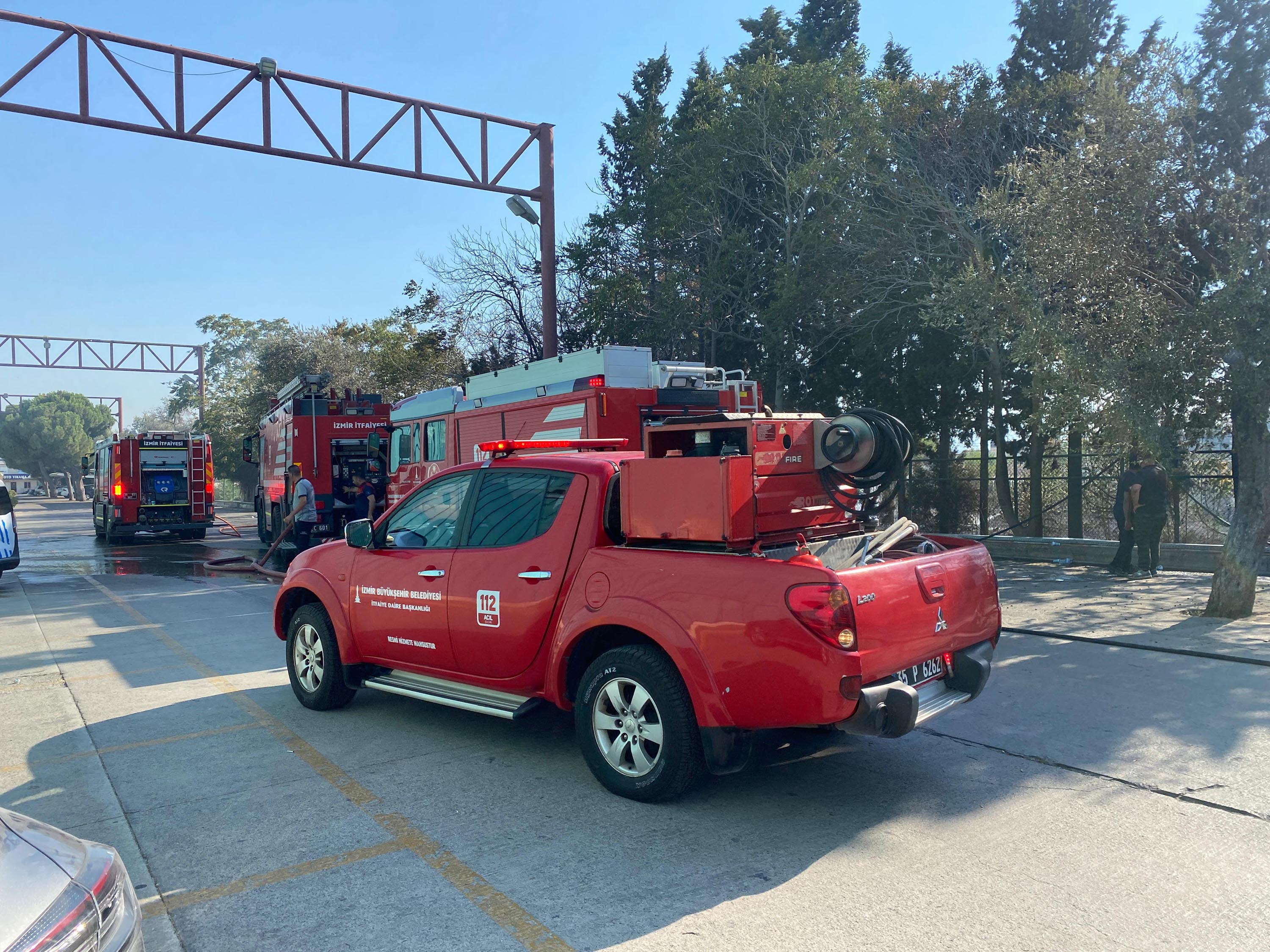 İzmir’de çıkan ot yangını AVM otoparkına sıçradı; 2 otomobilde hasar oluştu