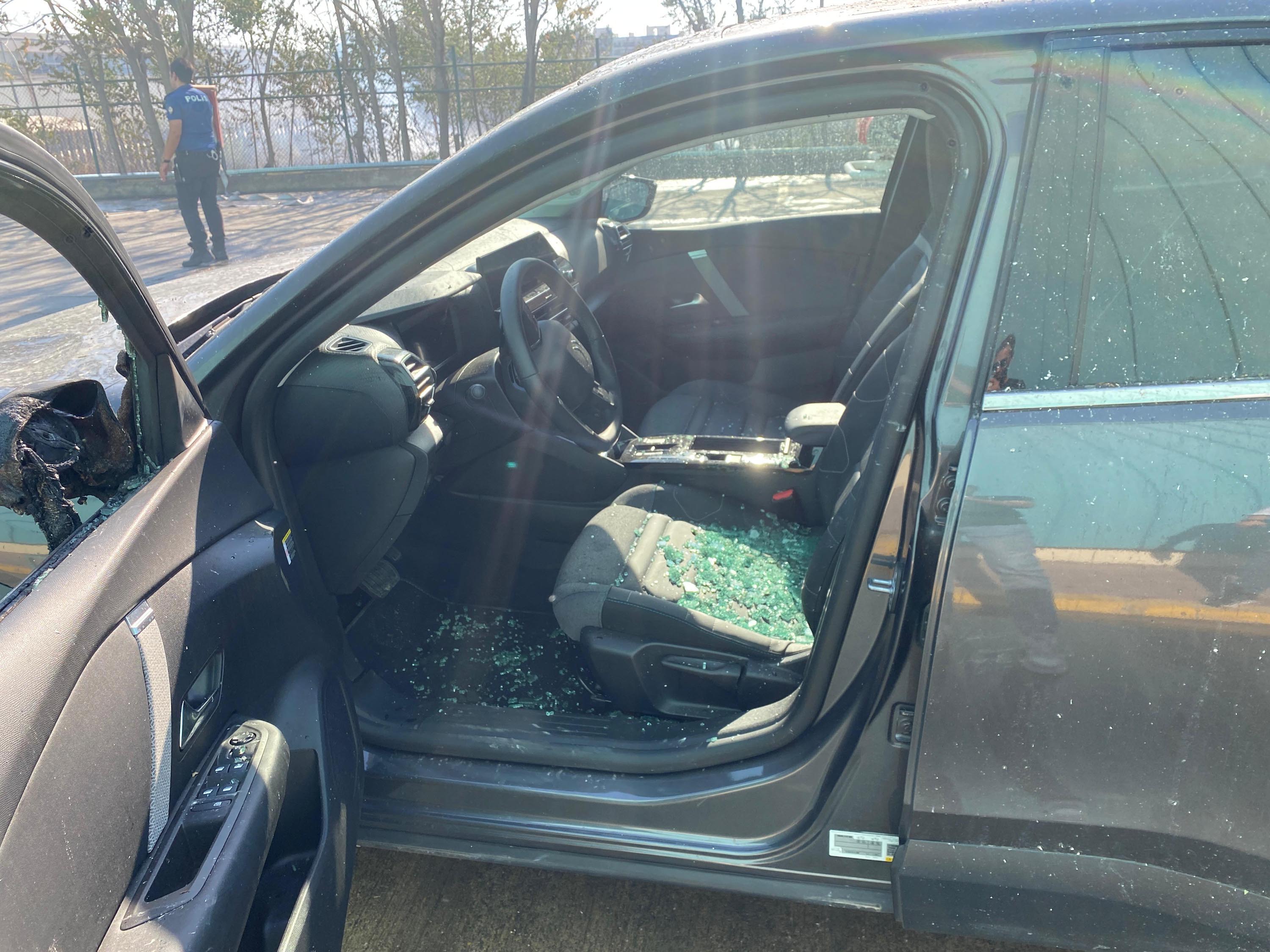İzmir’de çıkan ot yangını AVM otoparkına sıçradı; 2 otomobilde hasar oluştu