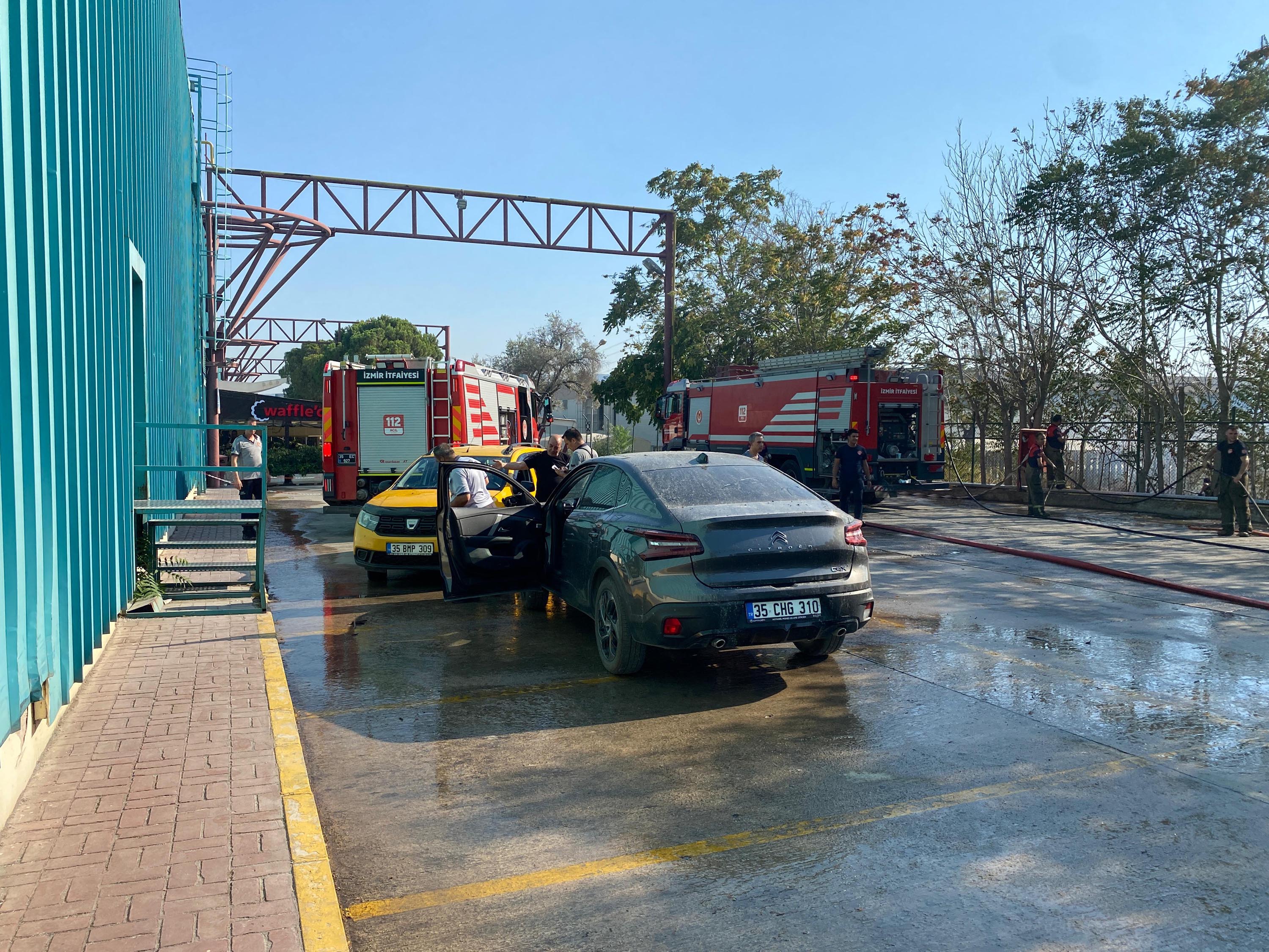 İzmir’de çıkan ot yangını AVM otoparkına sıçradı; 2 otomobilde hasar oluştu