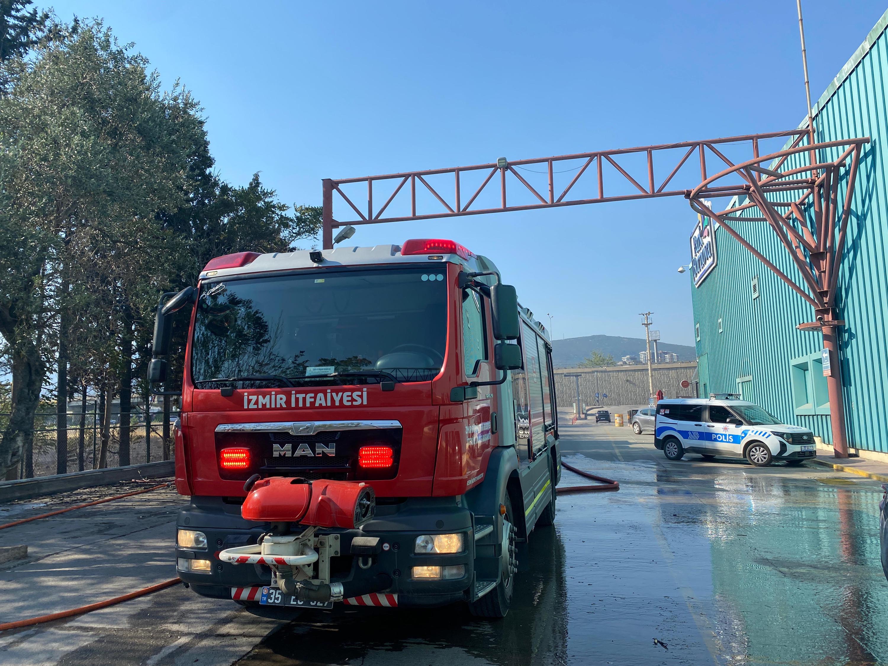 İzmir’de çıkan ot yangını AVM otoparkına sıçradı; 2 otomobilde hasar oluştu