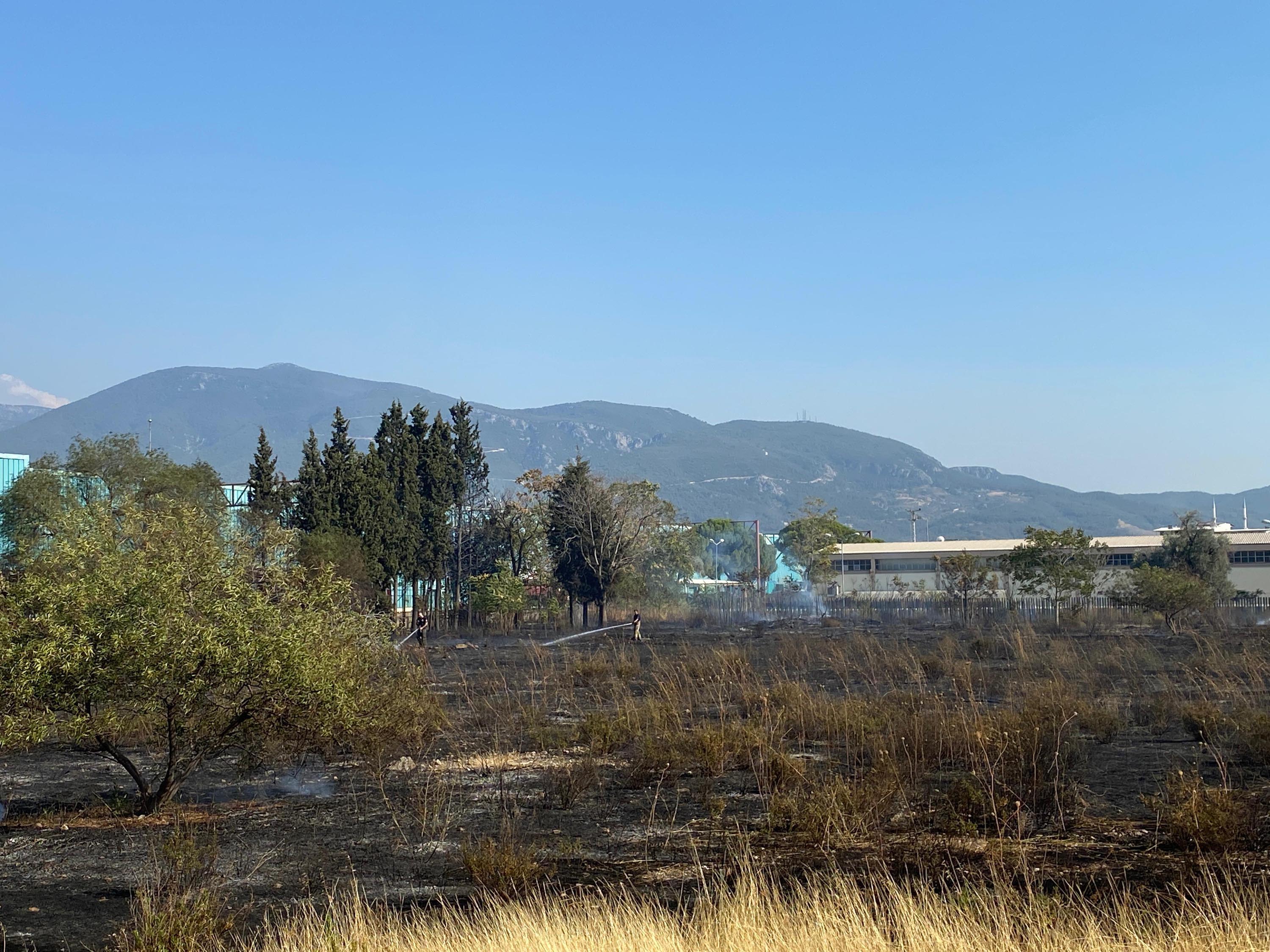 İzmir’de çıkan ot yangını AVM otoparkına sıçradı; 2 otomobilde hasar oluştu