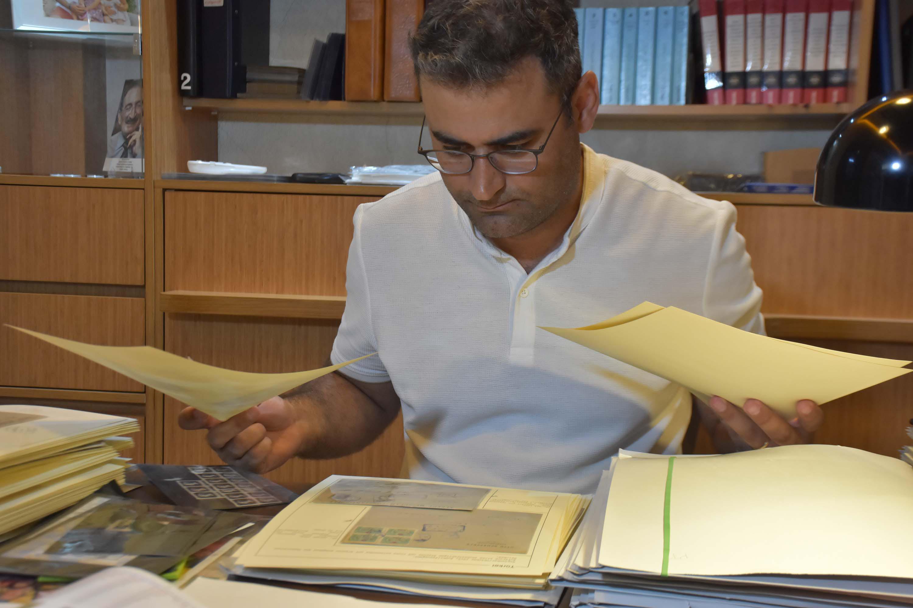Koleksiyonundaki pullarla tarihe ışık tutuyor