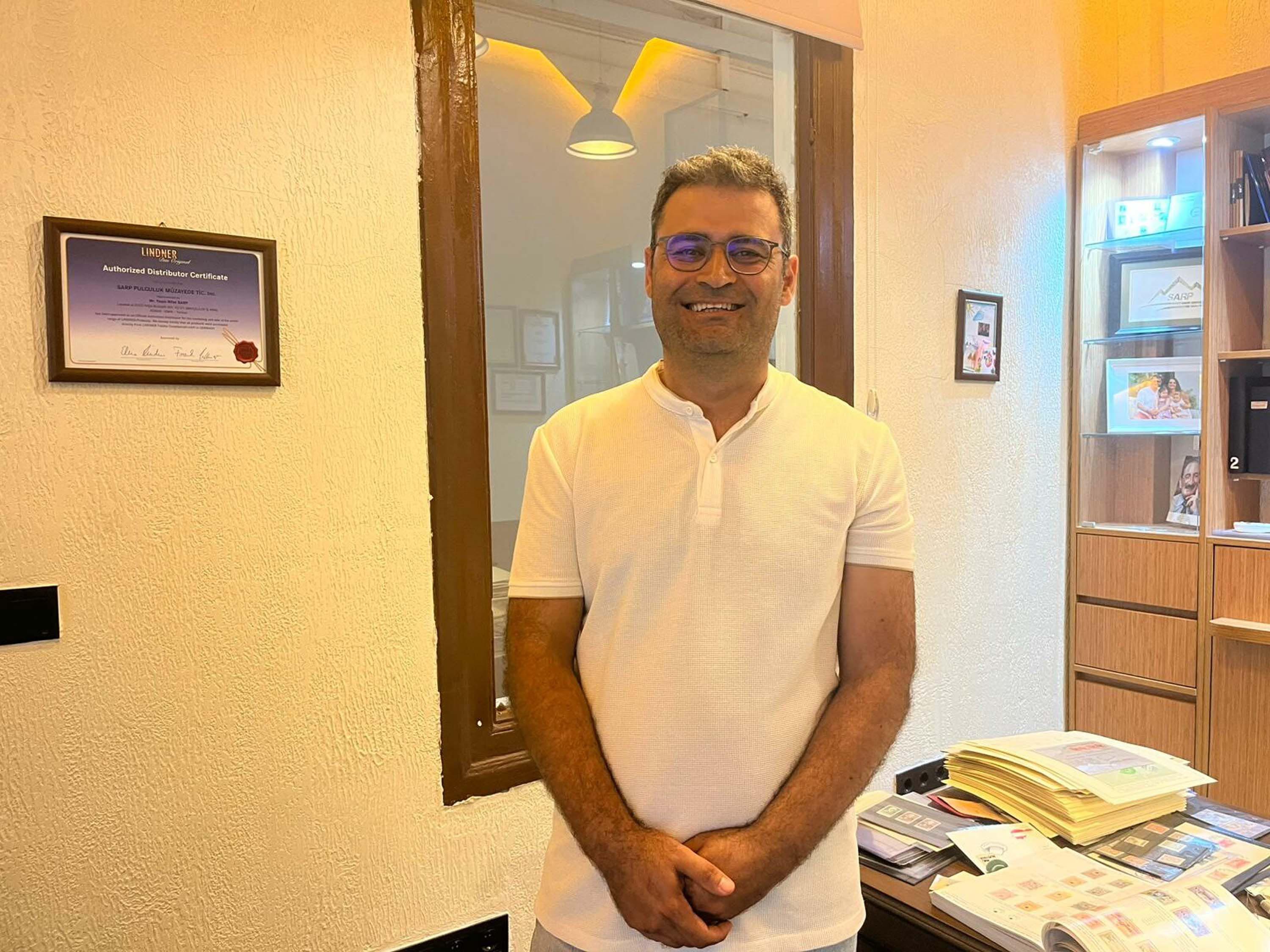 Koleksiyonundaki pullarla tarihe ışık tutuyor