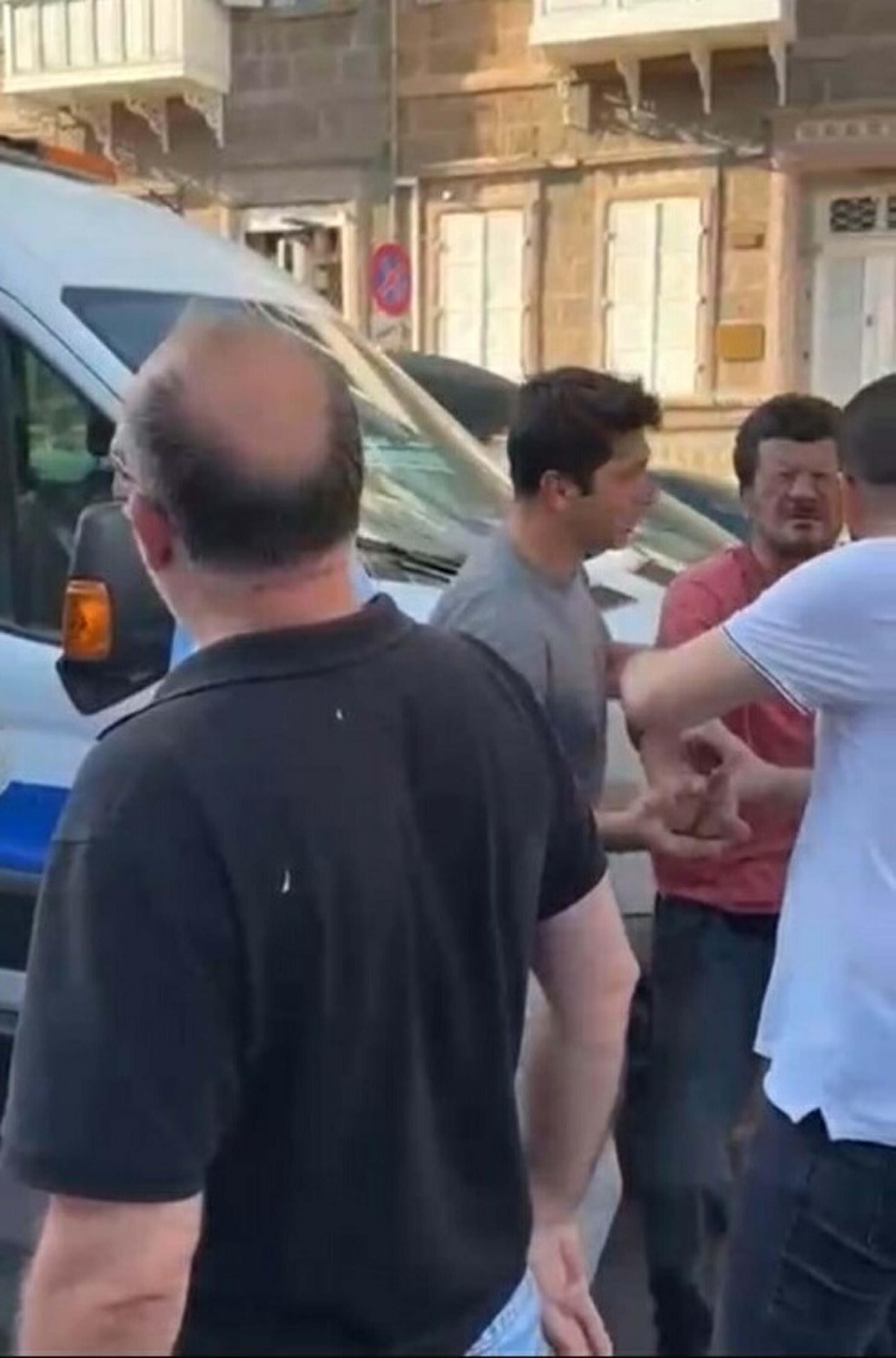İzmir’de seyyar satıcıya zabıtadan sokak ortasında darp