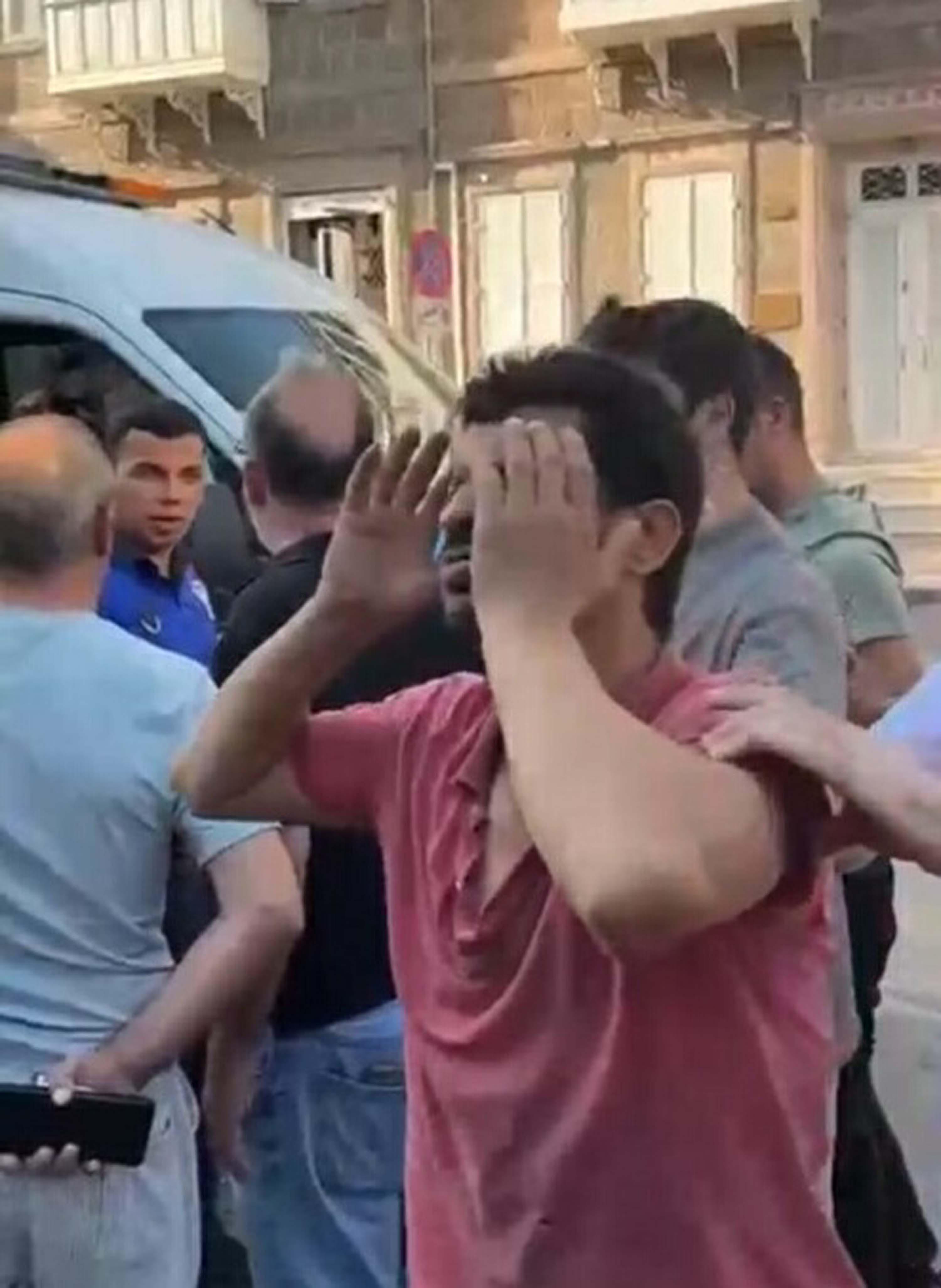 İzmir’de seyyar satıcıya zabıtadan sokak ortasında darp