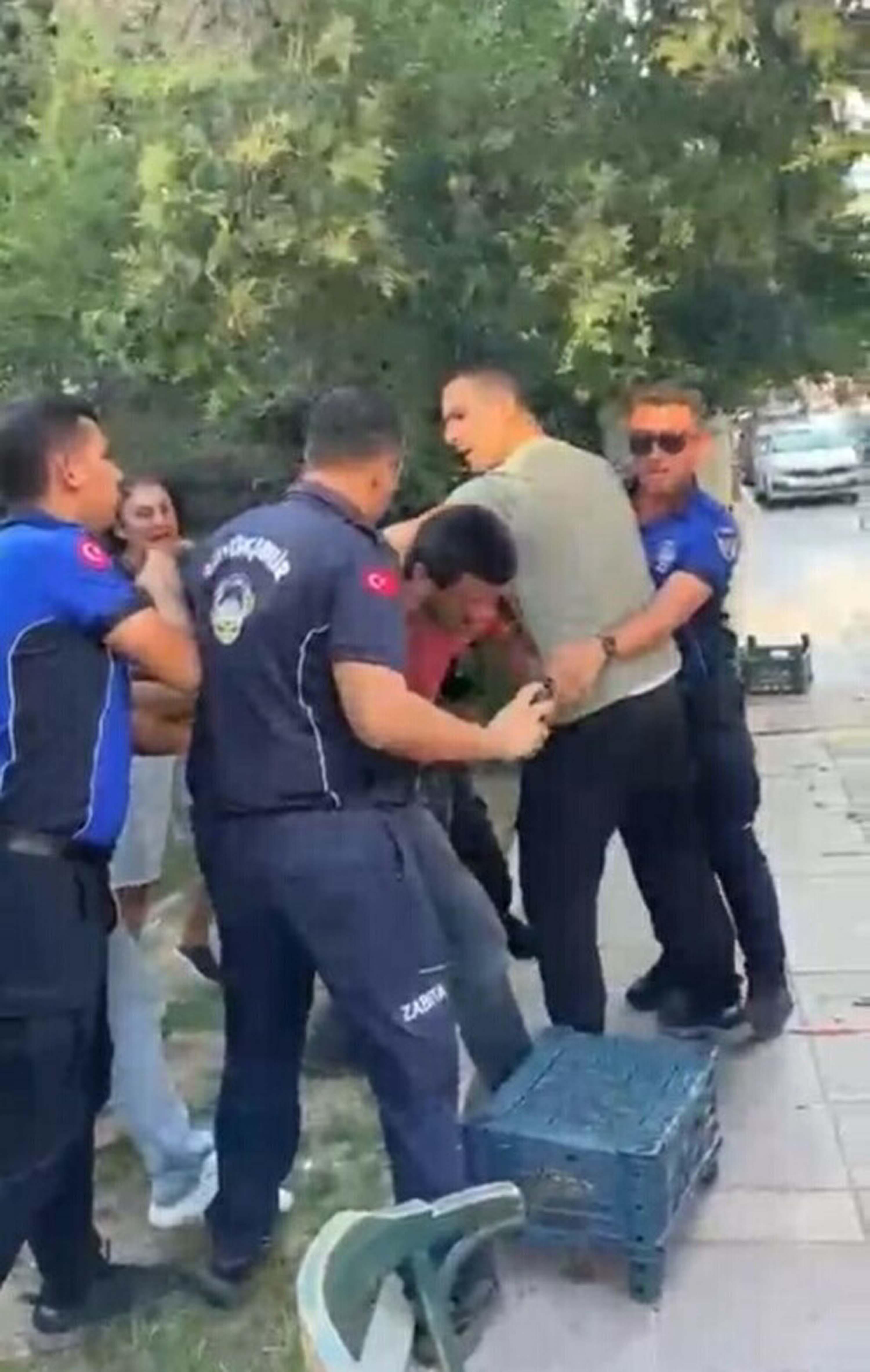İzmir’de seyyar satıcıya zabıtadan sokak ortasında darp
