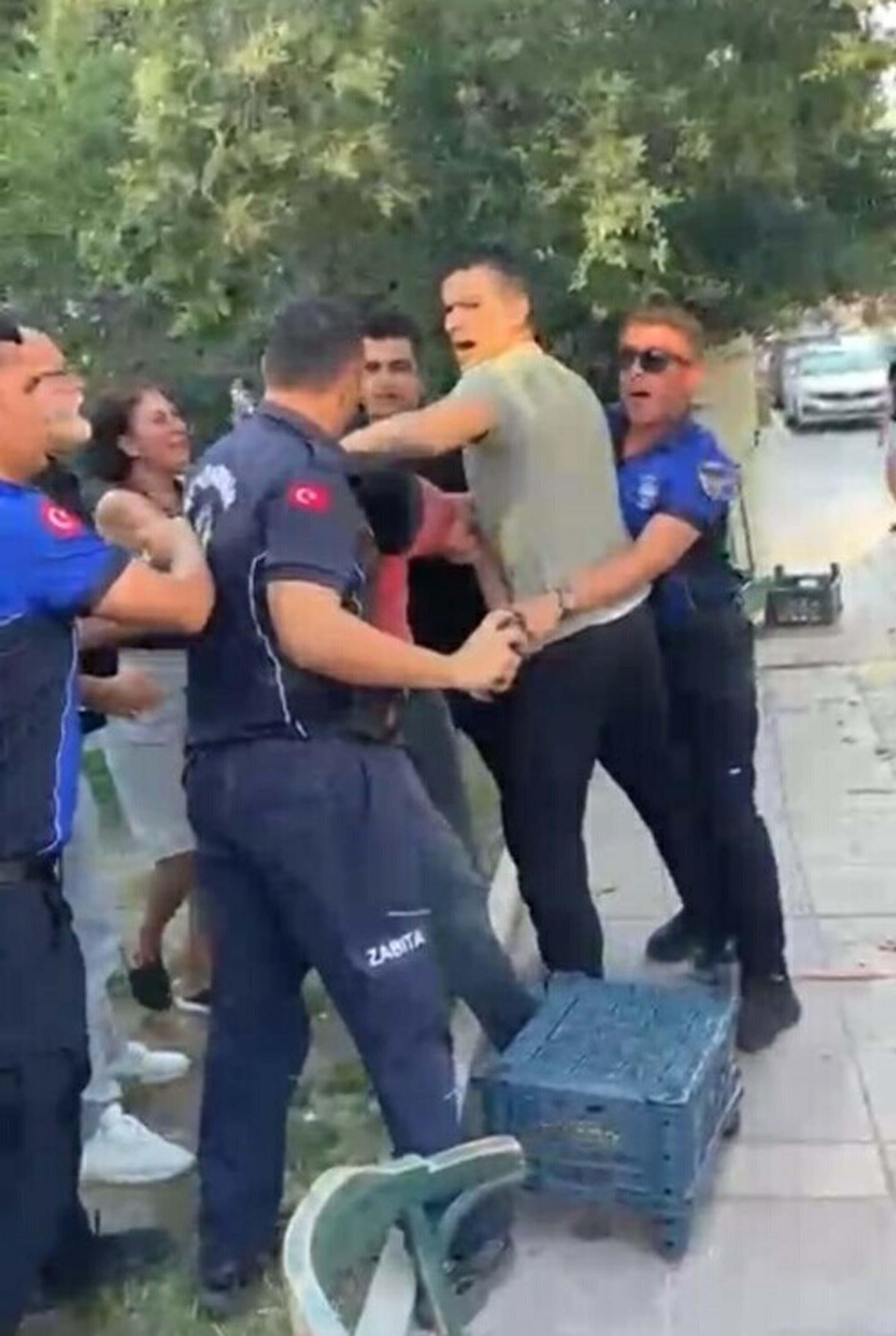 İzmir’de seyyar satıcıya zabıtadan sokak ortasında darp