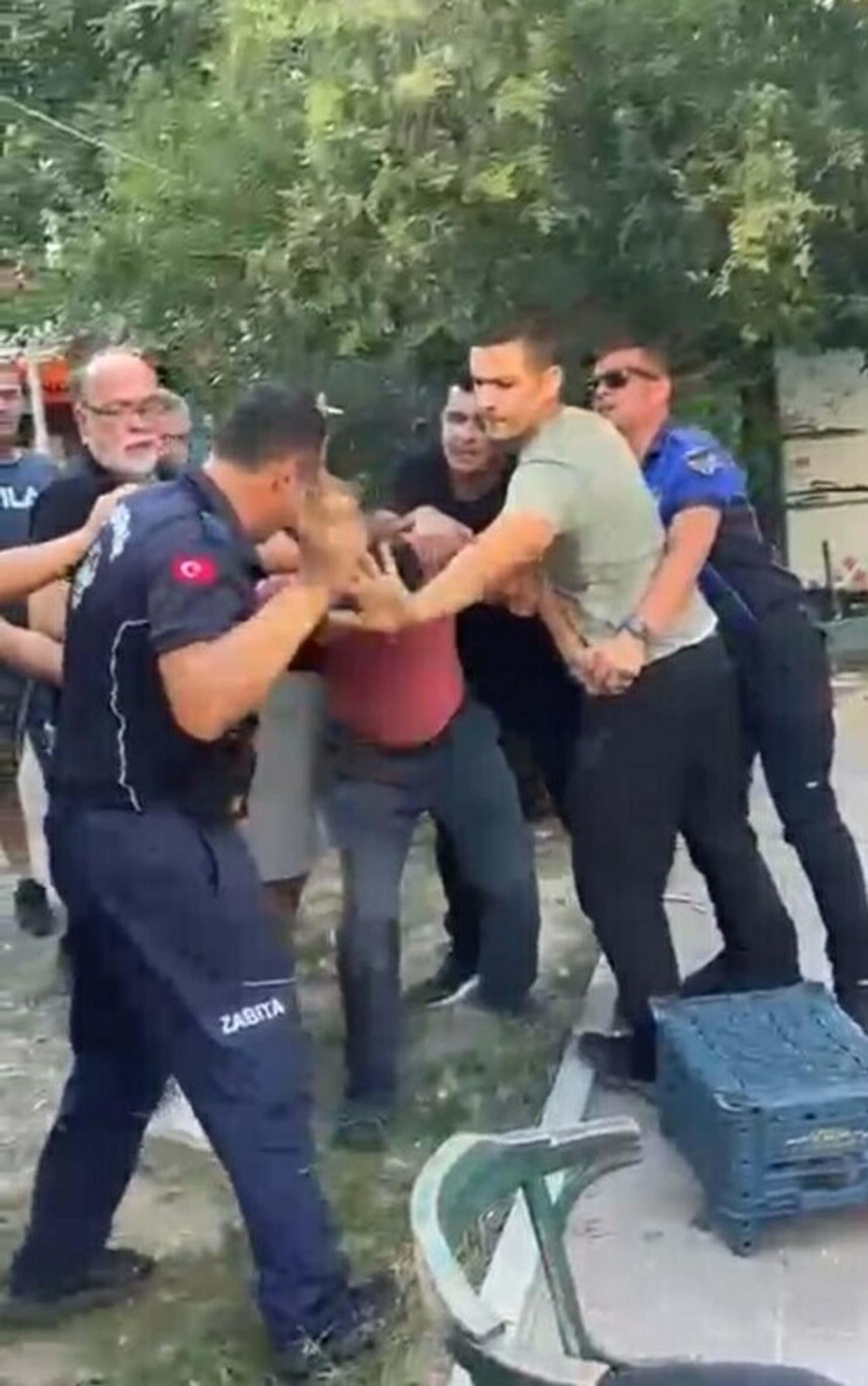 İzmir’de seyyar satıcıya zabıtadan sokak ortasında darp