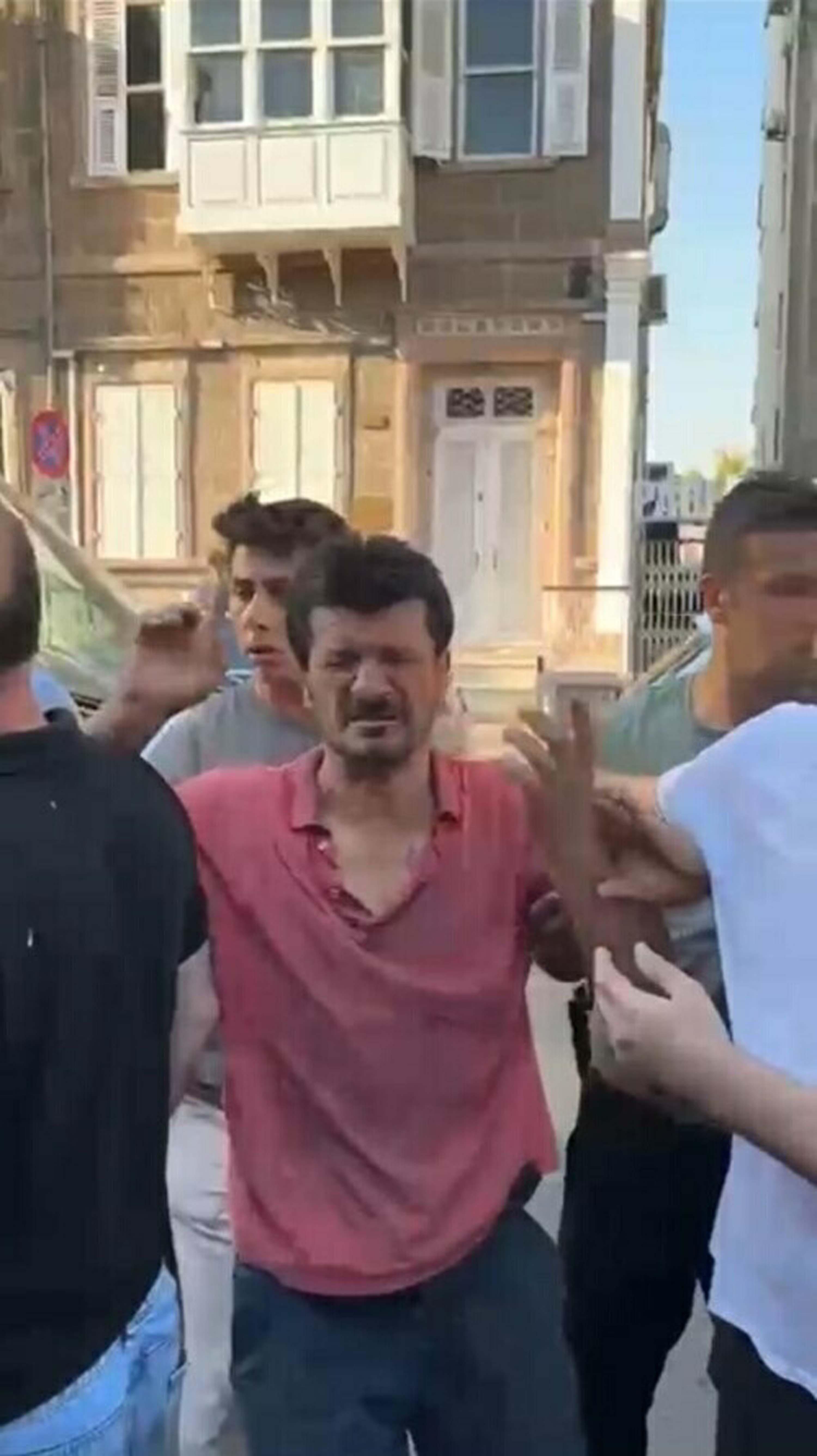 İzmir’de seyyar satıcıya zabıtadan sokak ortasında darp