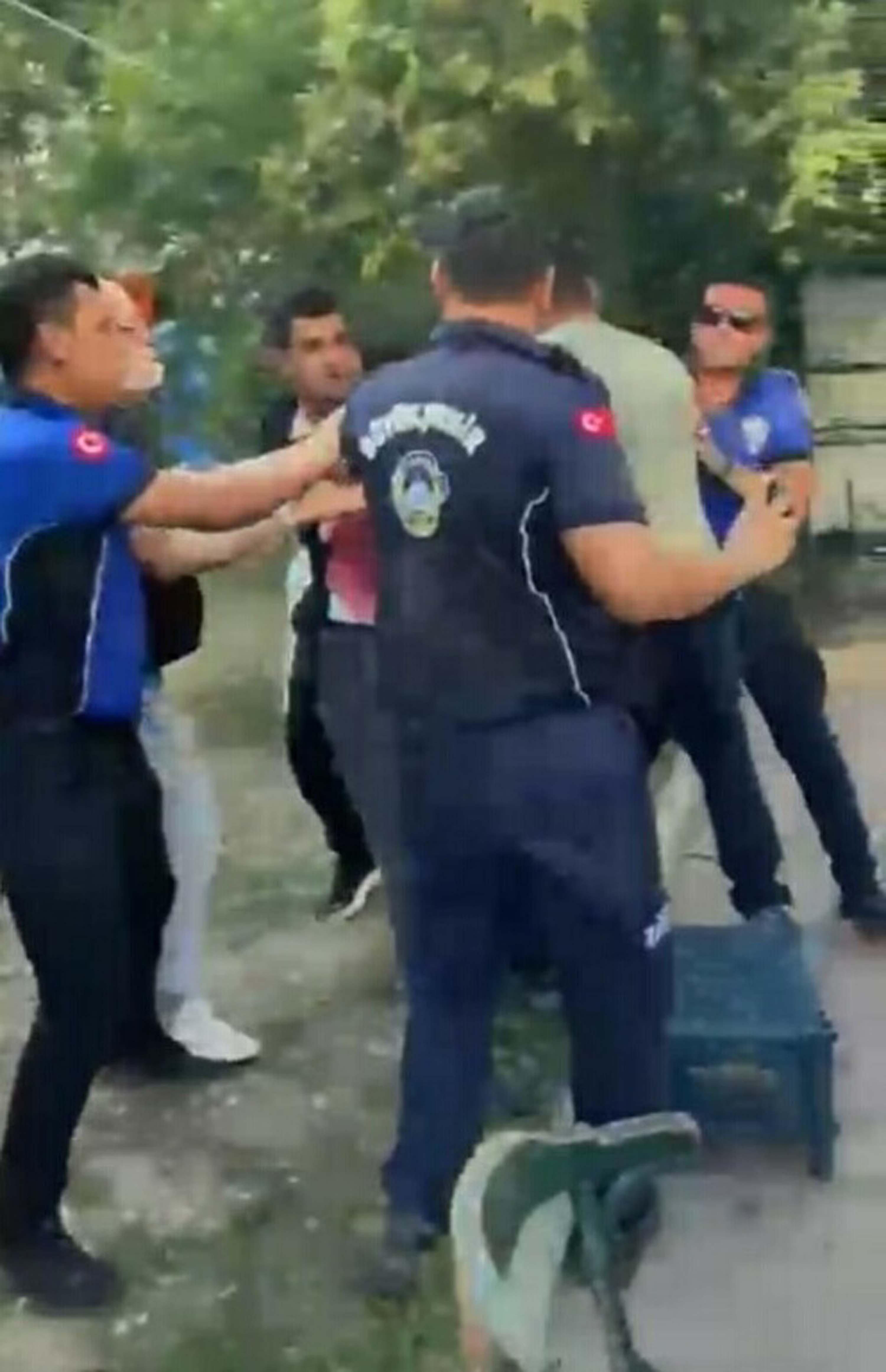 İzmir’de seyyar satıcıya zabıtadan sokak ortasında darp