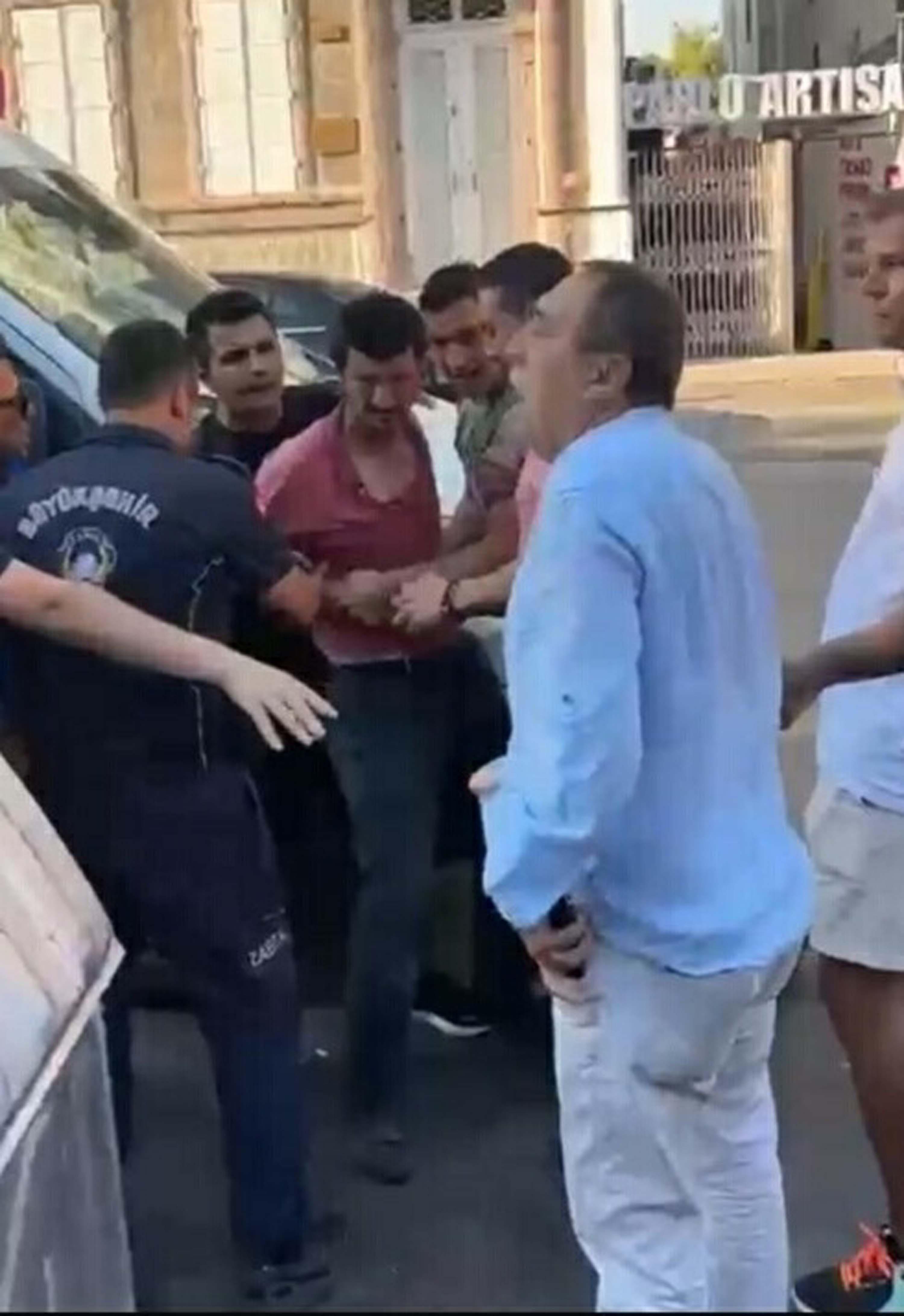 İzmir’de seyyar satıcıya zabıtadan sokak ortasında darp