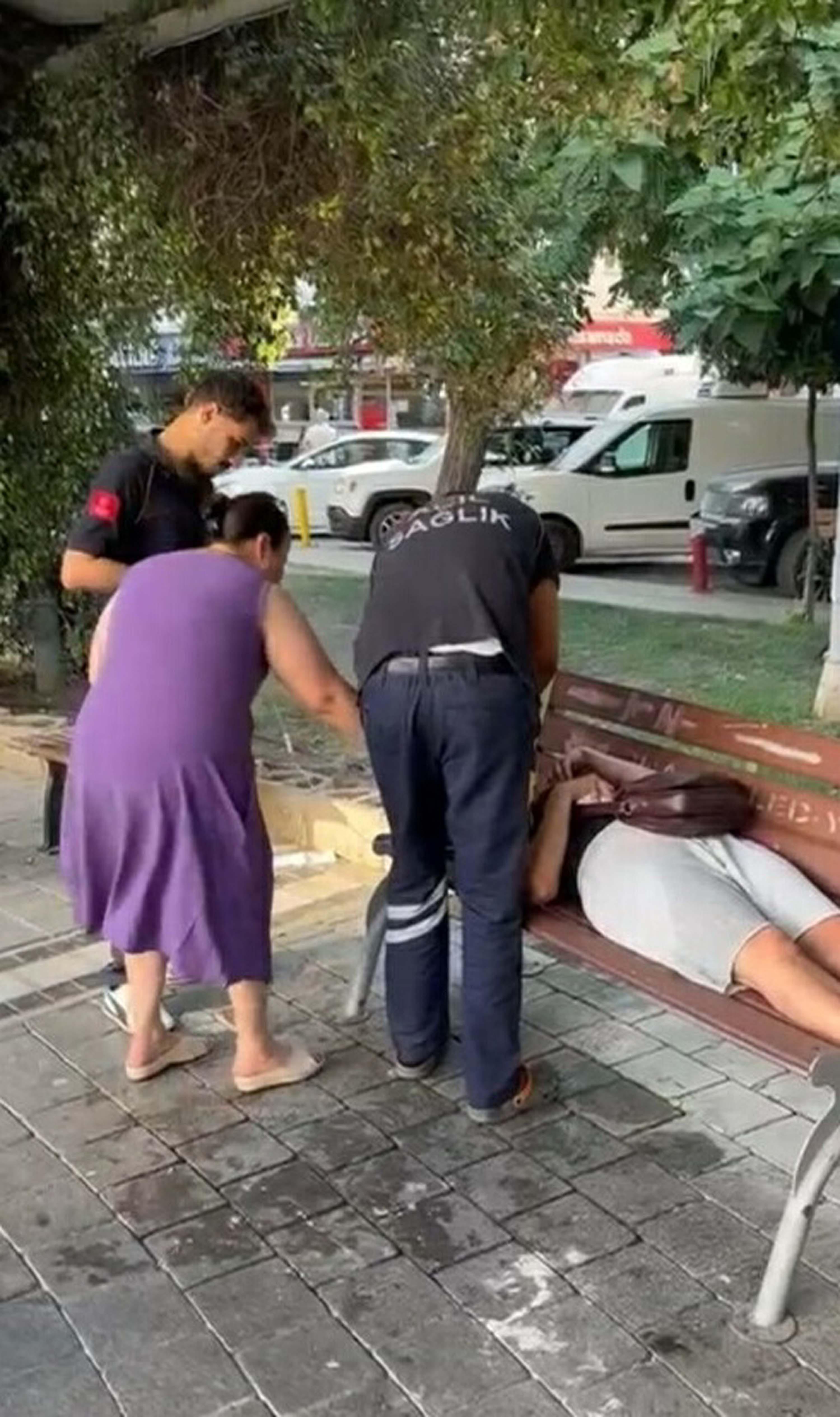 İzmir’de seyyar satıcıya zabıtadan sokak ortasında darp