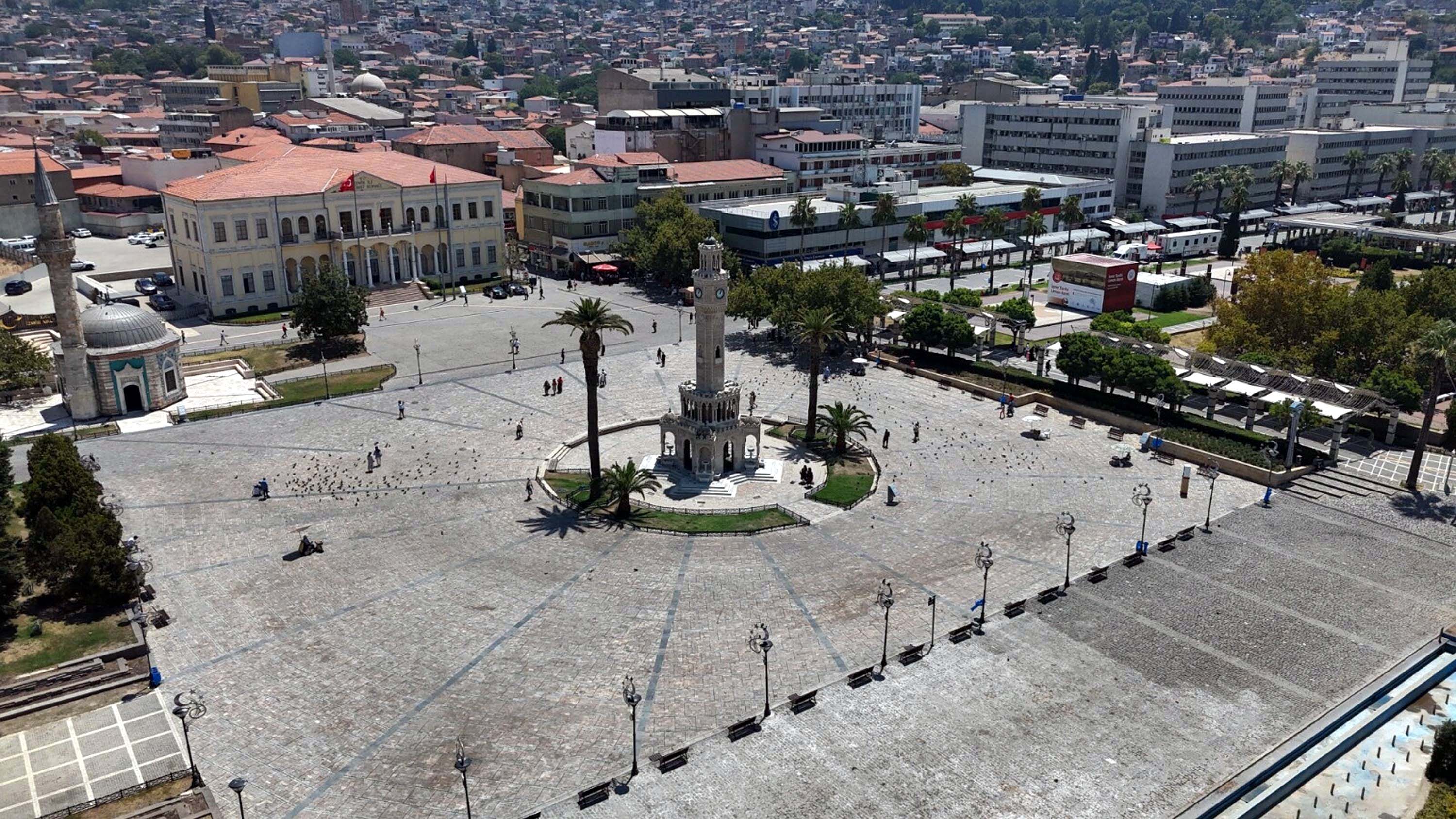 İzmir'de sıcaktan bunalanlar, ağaç altlarında serinlemeye çalıştı