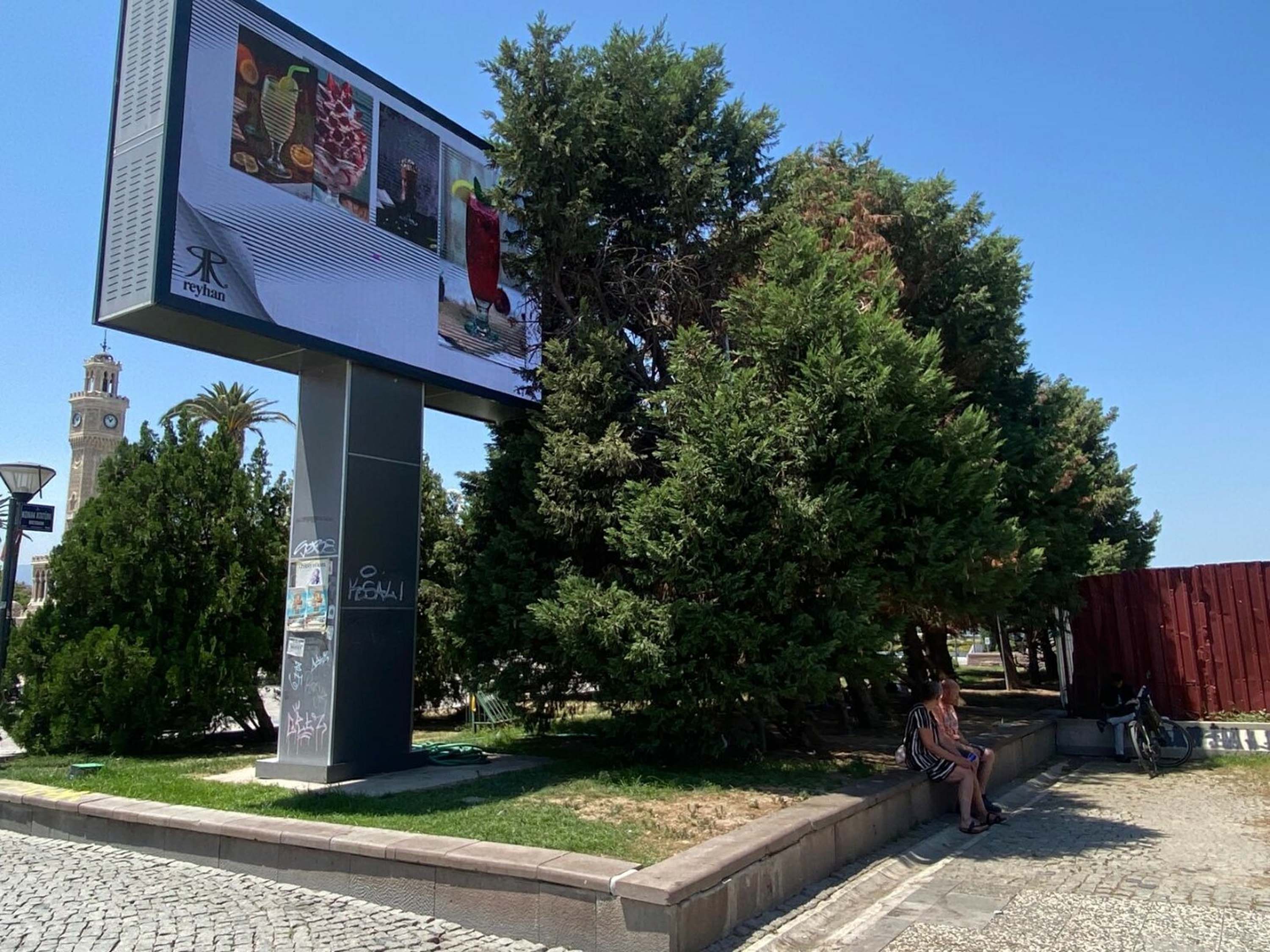 İzmir'de sıcaktan bunalanlar, ağaç altlarında serinlemeye çalıştı