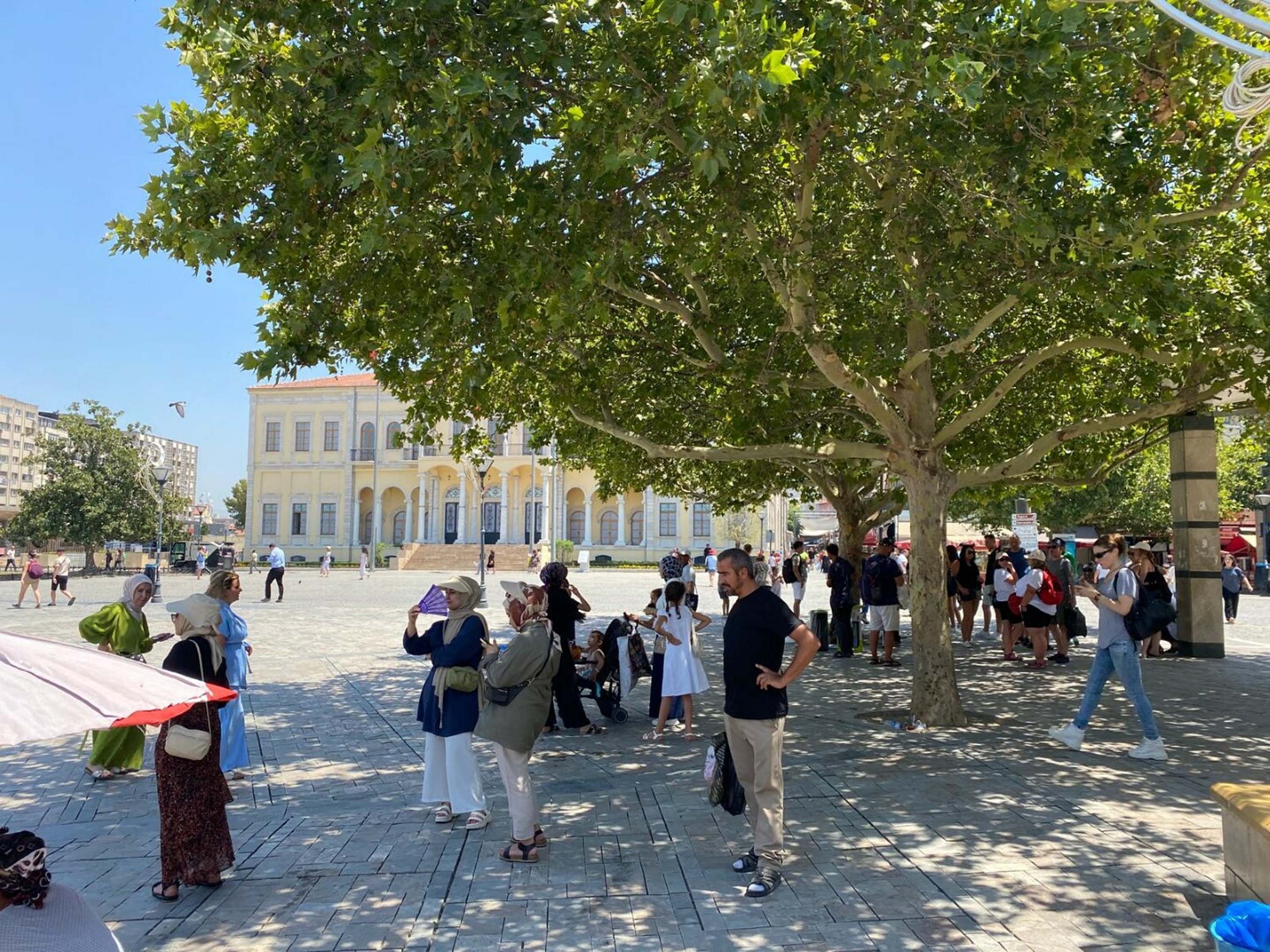 İzmir'de sıcaktan bunalanlar, ağaç altlarında serinlemeye çalıştı