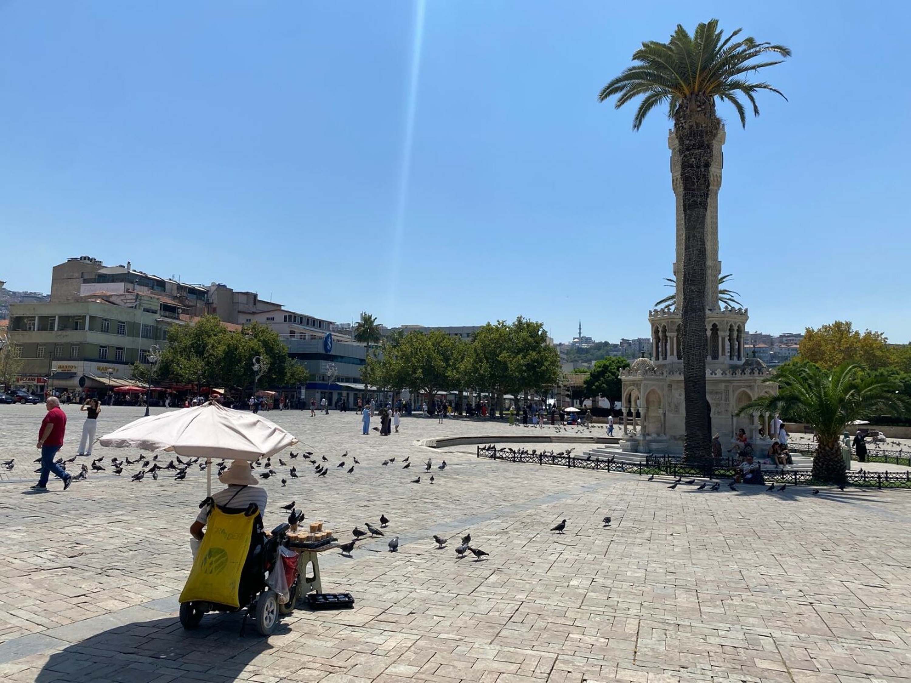 İzmir'de sıcaktan bunalanlar, ağaç altlarında serinlemeye çalıştı