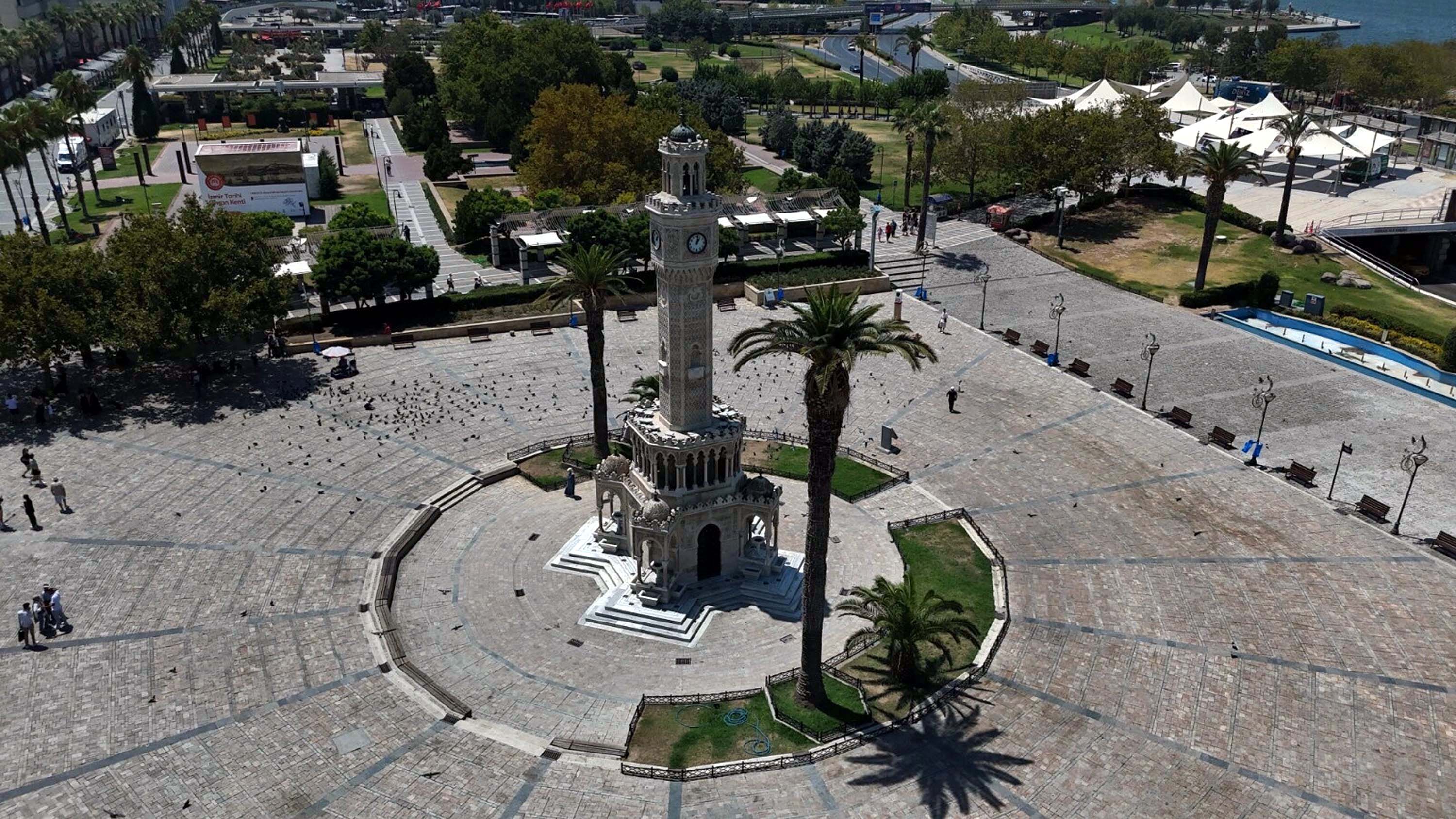 İzmir'de sıcaktan bunalanlar, ağaç altlarında serinlemeye çalıştı