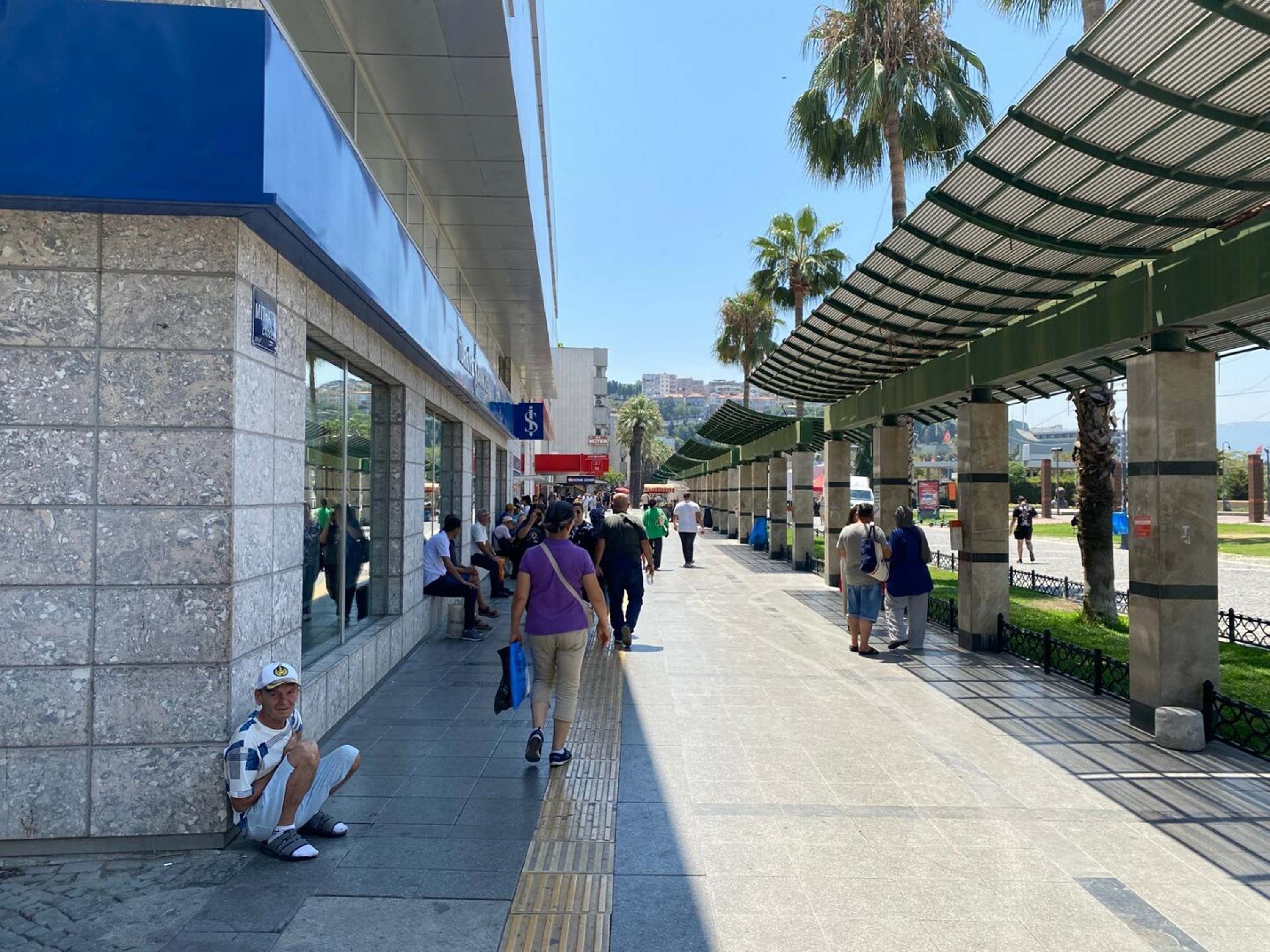 İzmir'de sıcaktan bunalanlar, ağaç altlarında serinlemeye çalıştı