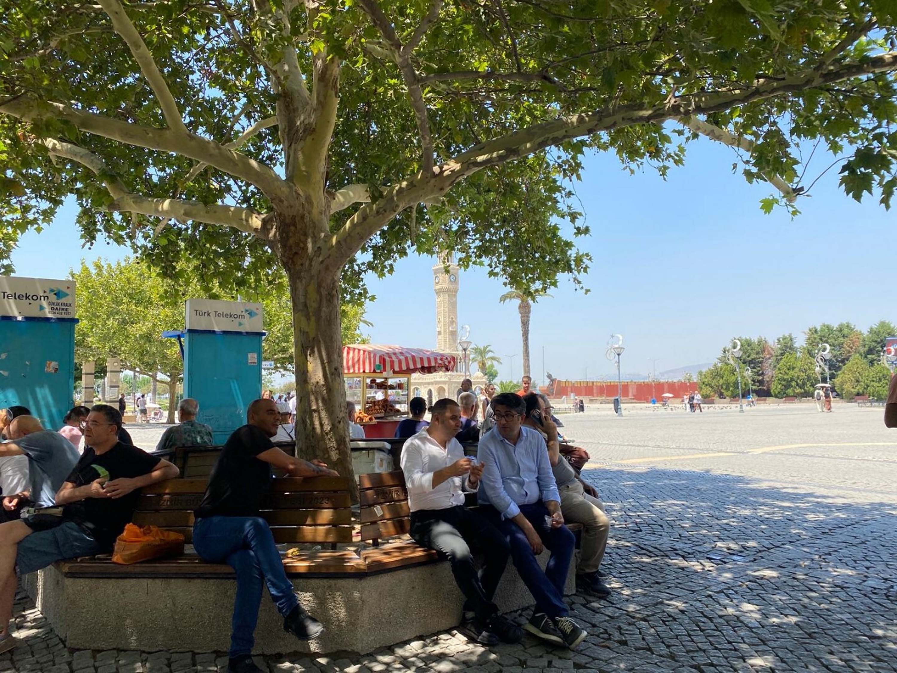 İzmir'de sıcaktan bunalanlar, ağaç altlarında serinlemeye çalıştı