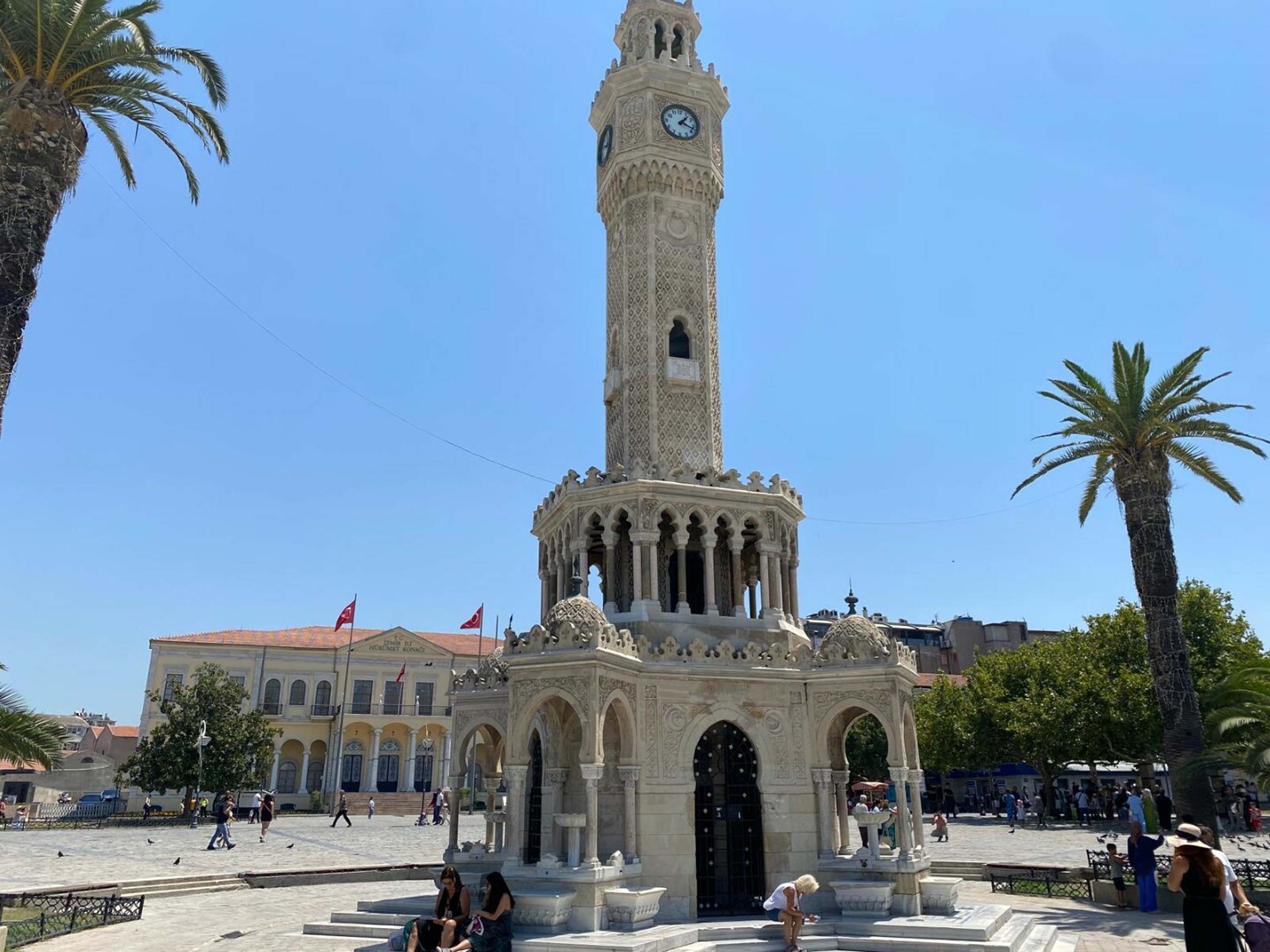 İzmir'de sıcaktan bunalanlar, ağaç altlarında serinlemeye çalıştı