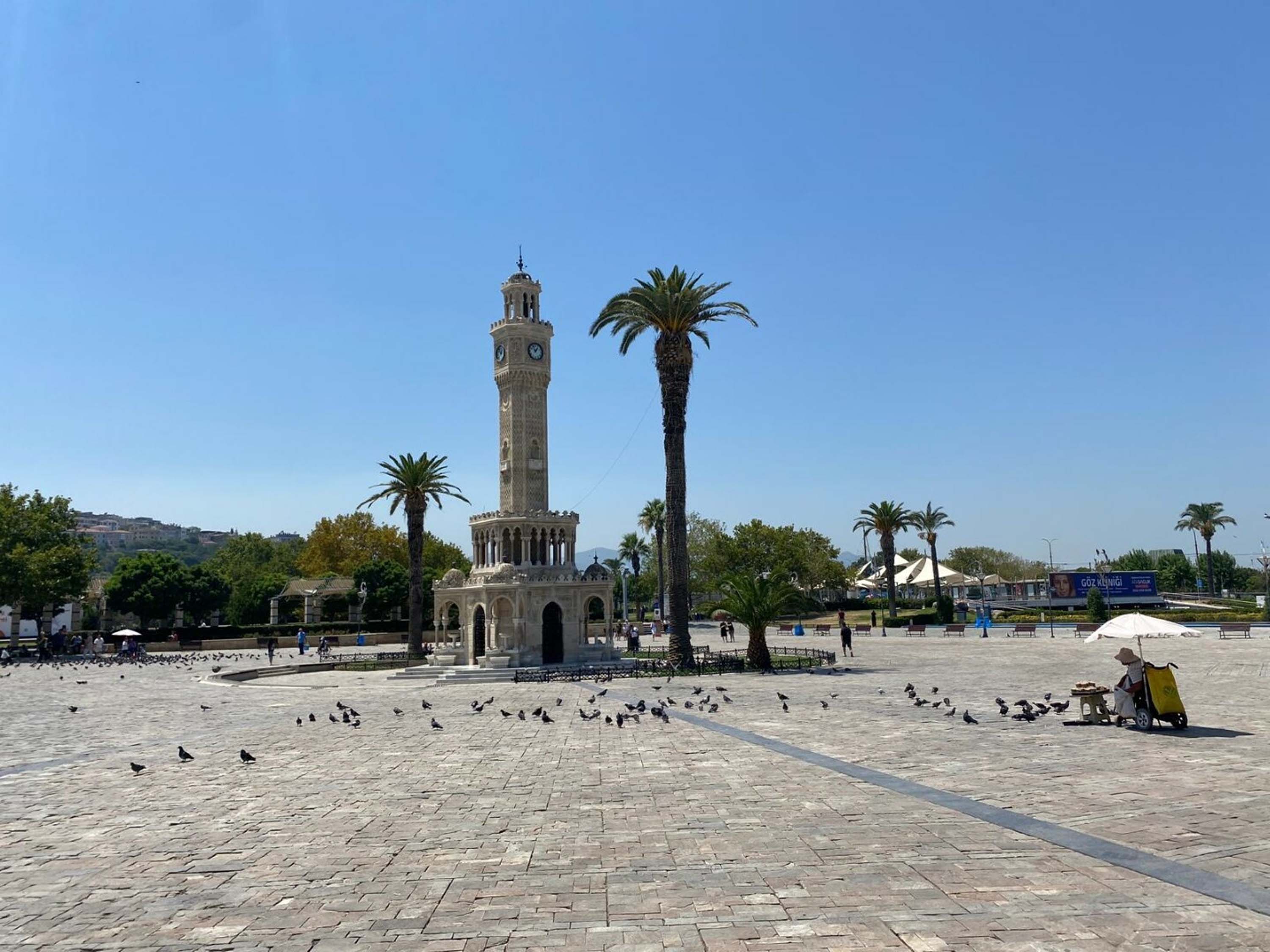 İzmir'de sıcaktan bunalanlar, ağaç altlarında serinlemeye çalıştı
