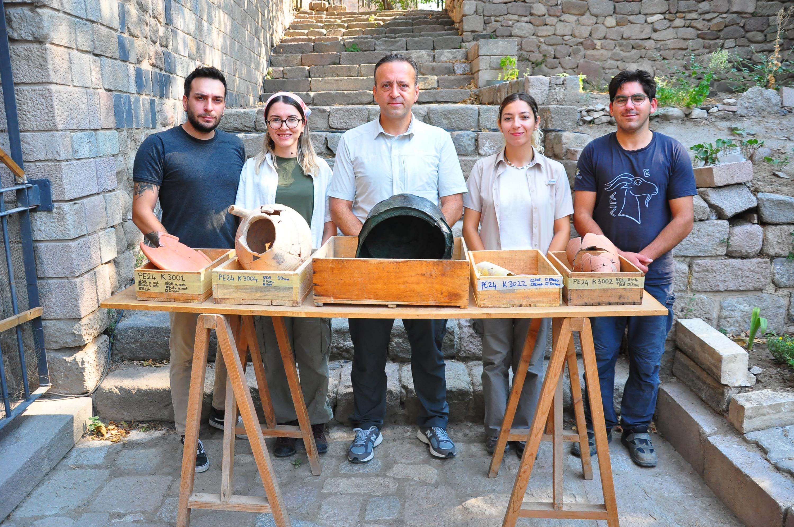 Pergamon'daki 'Mozaikli Ev'de 1400 yıllık bronz kazan bulundu