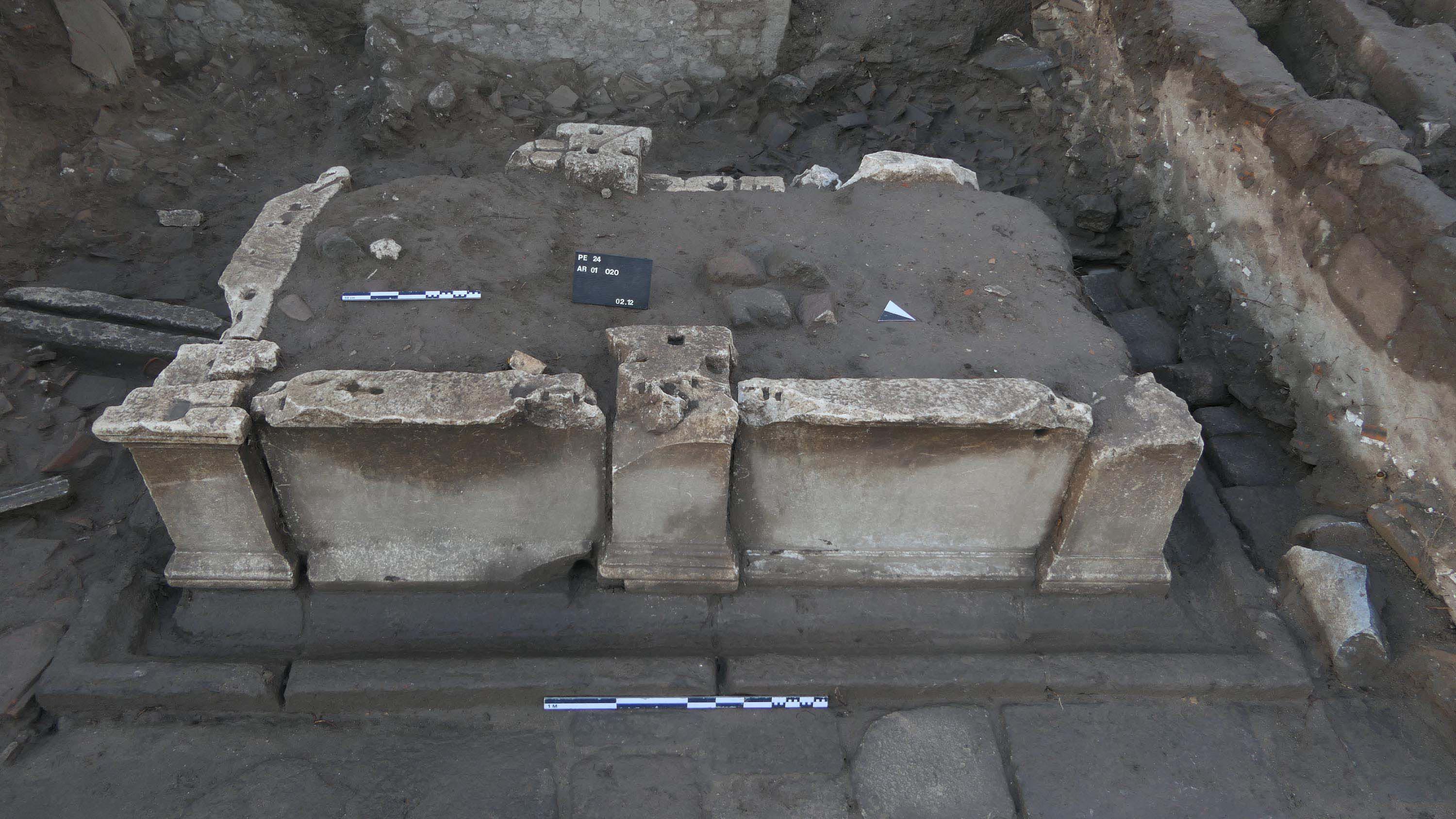 Pergamon'daki 'Mozaikli Ev'de 1400 yıllık bronz kazan bulundu