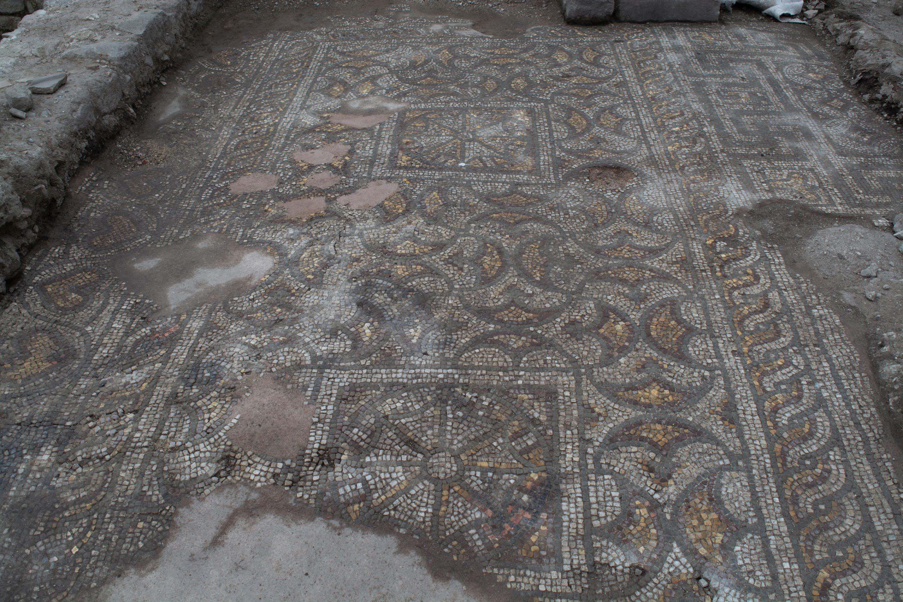 Pergamon'daki 'Mozaikli Ev'de 1400 yıllık bronz kazan bulundu