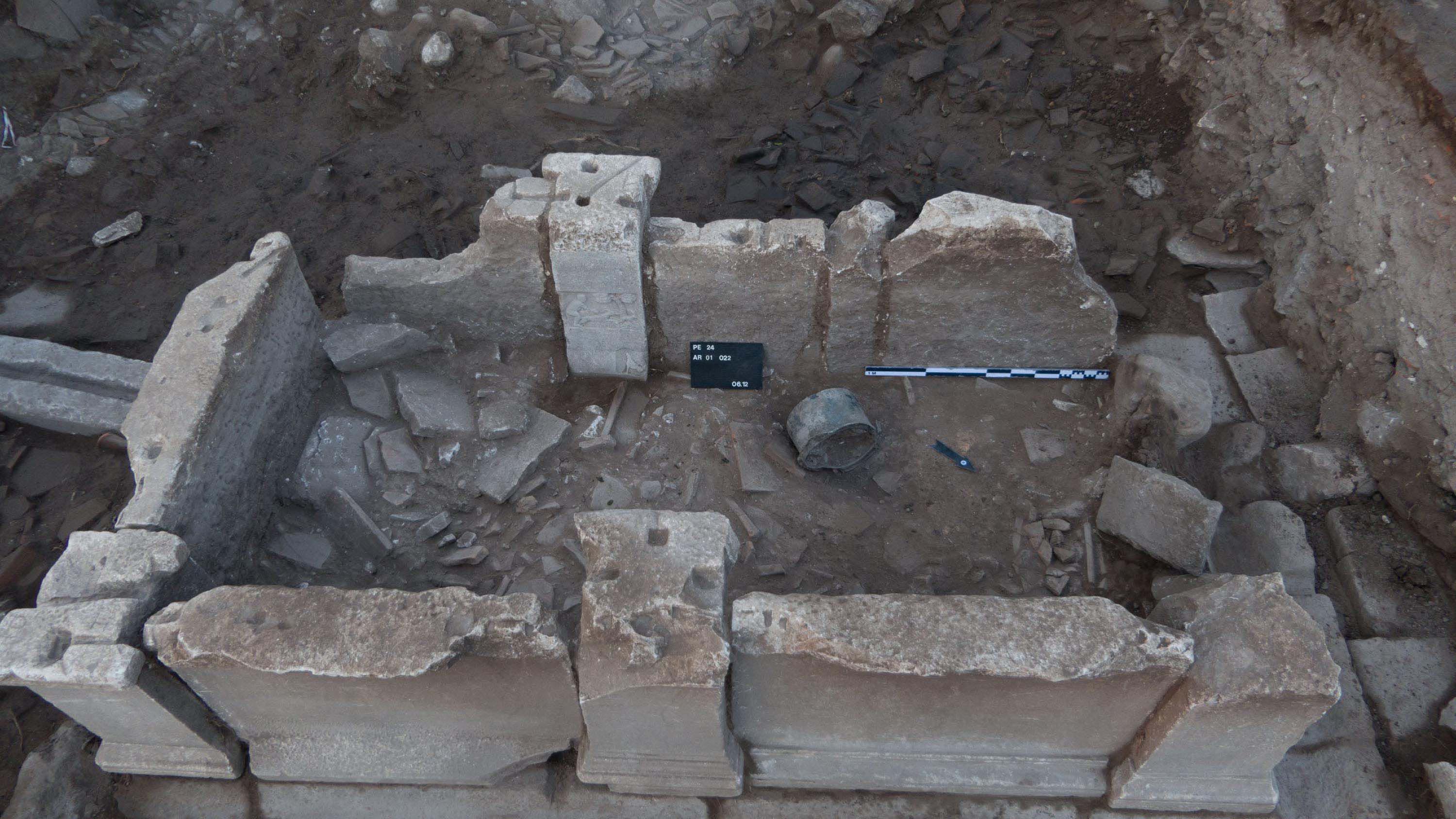 Pergamon'daki 'Mozaikli Ev'de 1400 yıllık bronz kazan bulundu