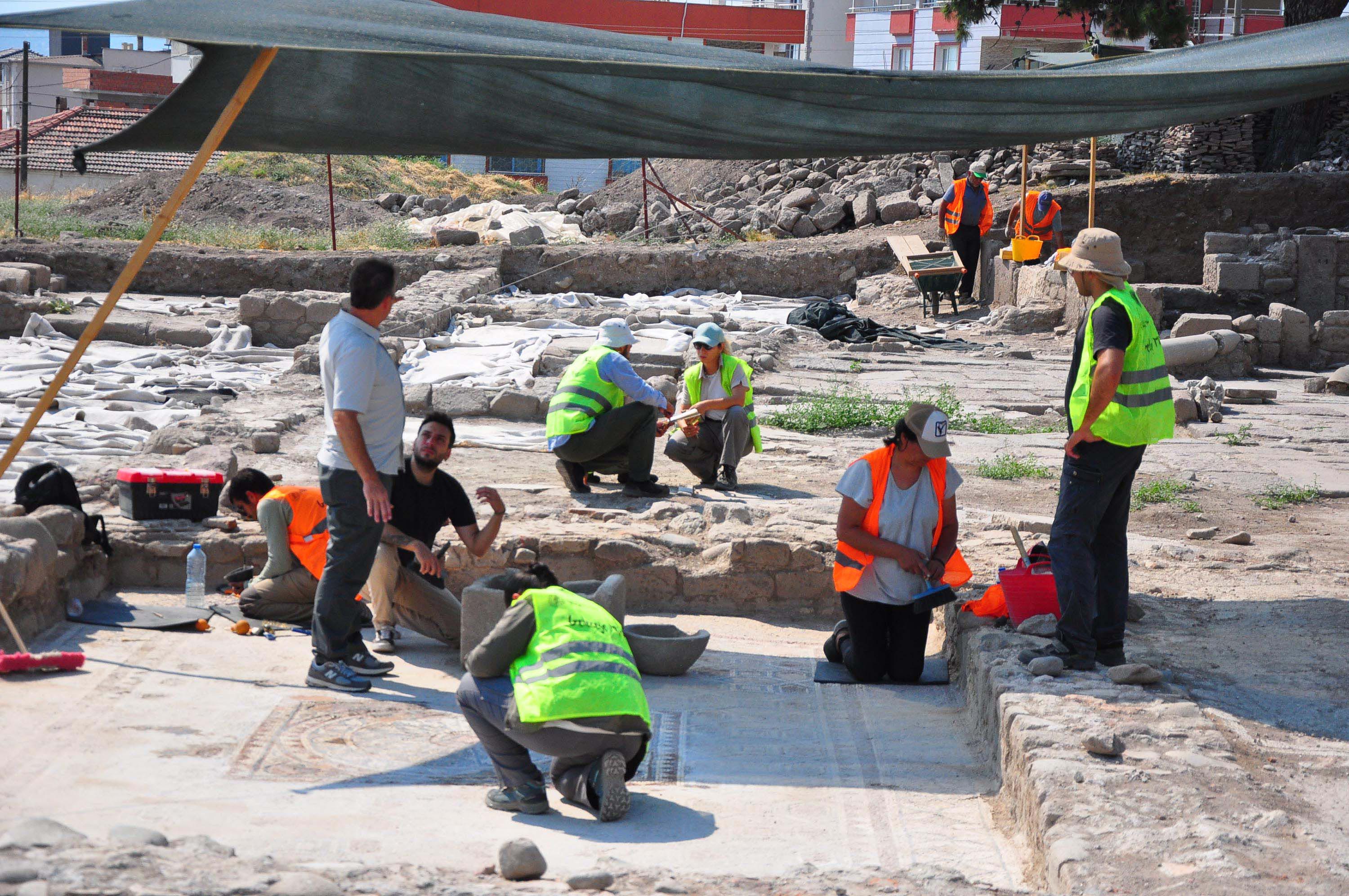 Pergamon'daki 'Mozaikli Ev'de 1400 yıllık bronz kazan bulundu
