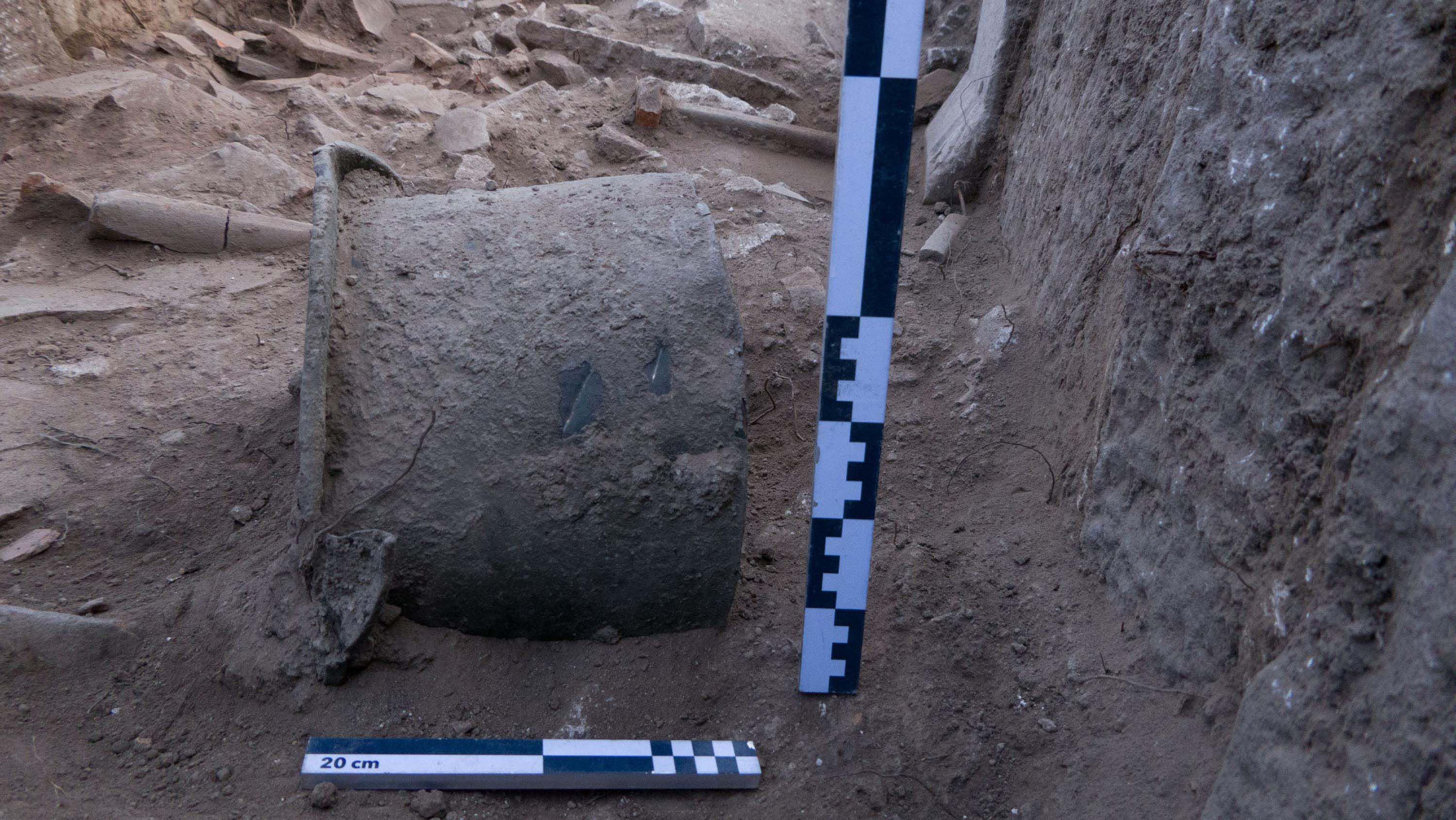 Pergamon'daki 'Mozaikli Ev'de 1400 yıllık bronz kazan bulundu