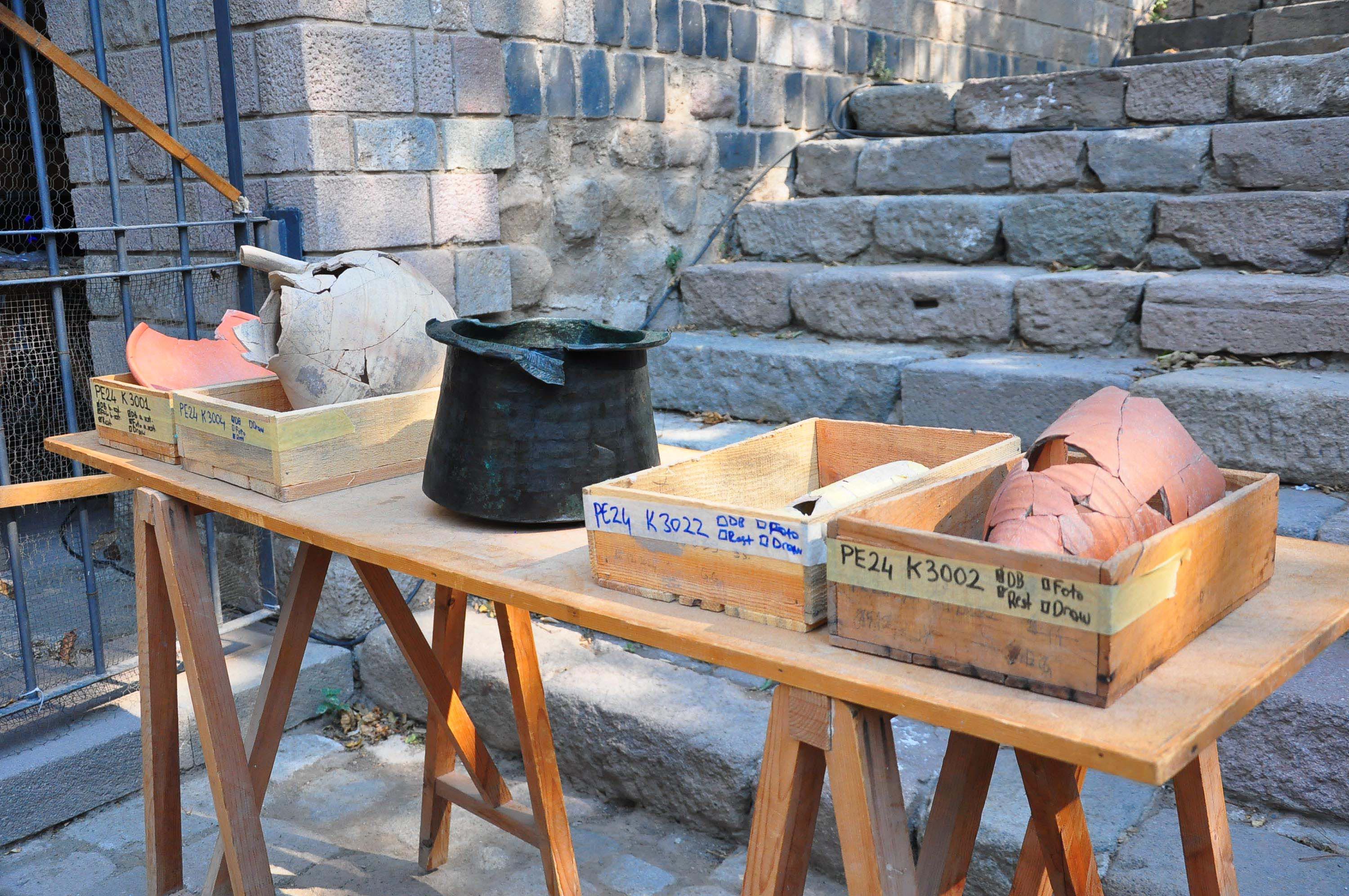 Pergamon'daki 'Mozaikli Ev'de 1400 yıllık bronz kazan bulundu