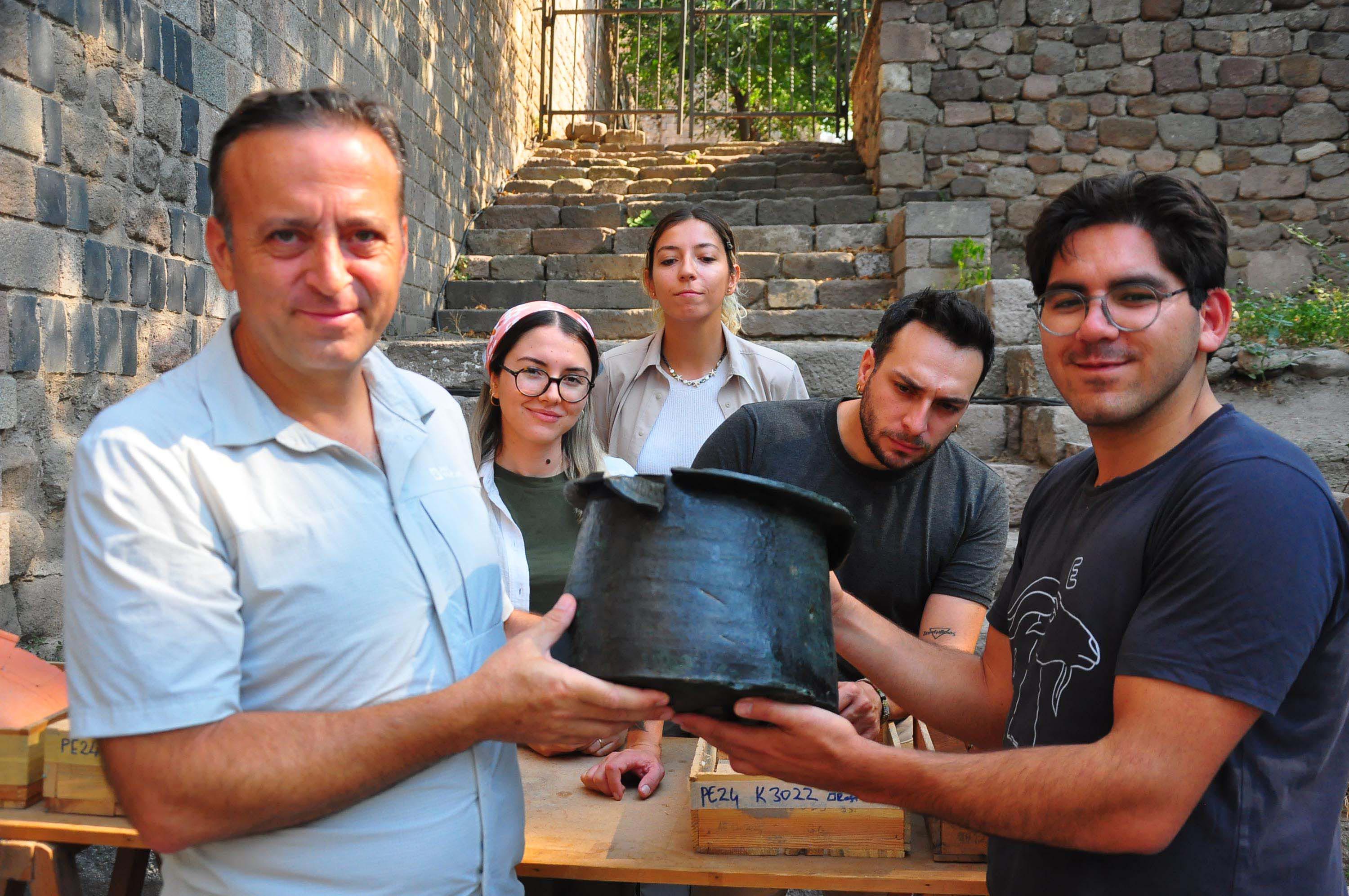 Pergamon'daki 'Mozaikli Ev'de 1400 yıllık bronz kazan bulundu