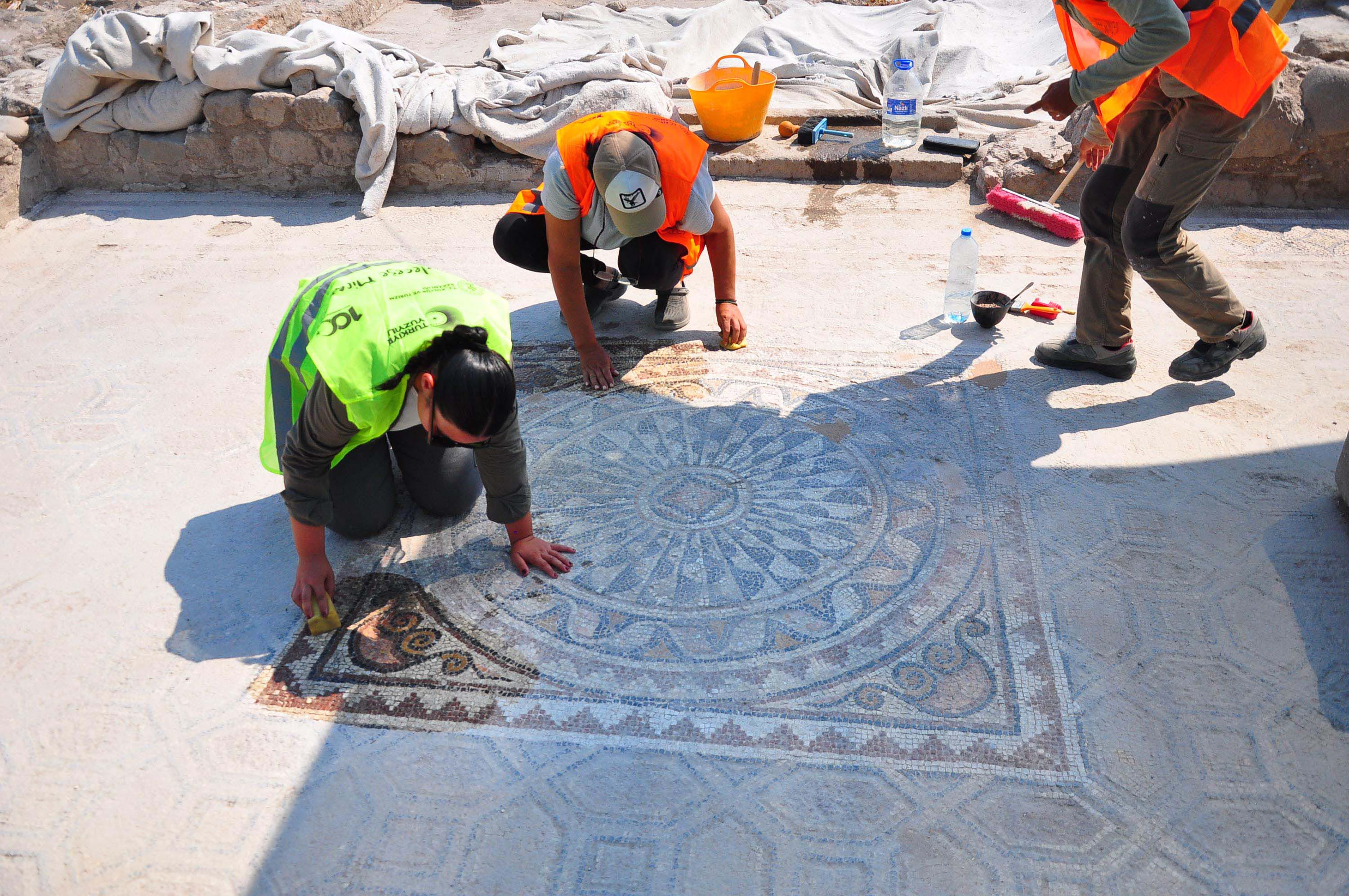 Pergamon'daki 'Mozaikli Ev'de 1400 yıllık bronz kazan bulundu