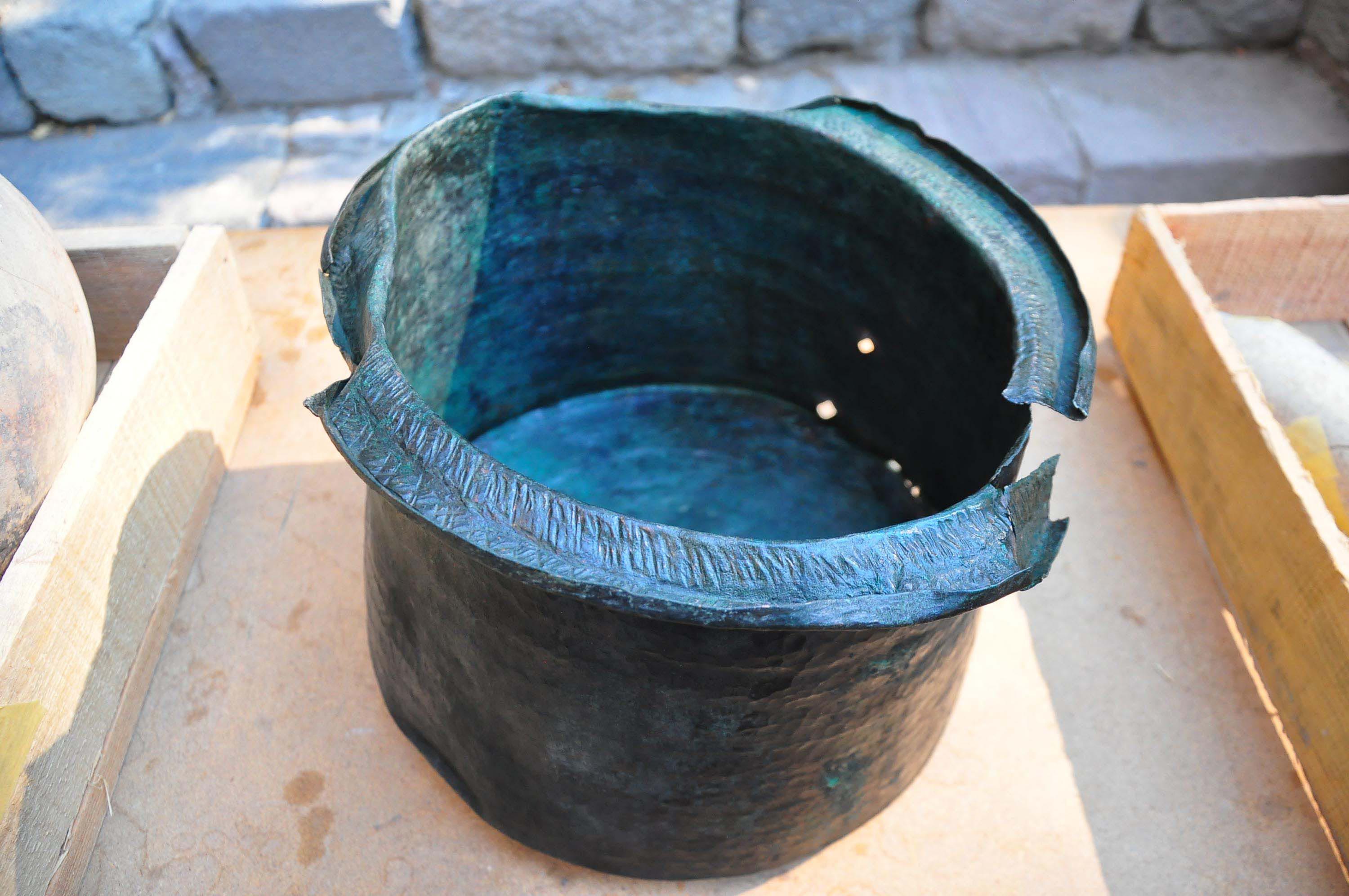 Pergamon'daki 'Mozaikli Ev'de 1400 yıllık bronz kazan bulundu