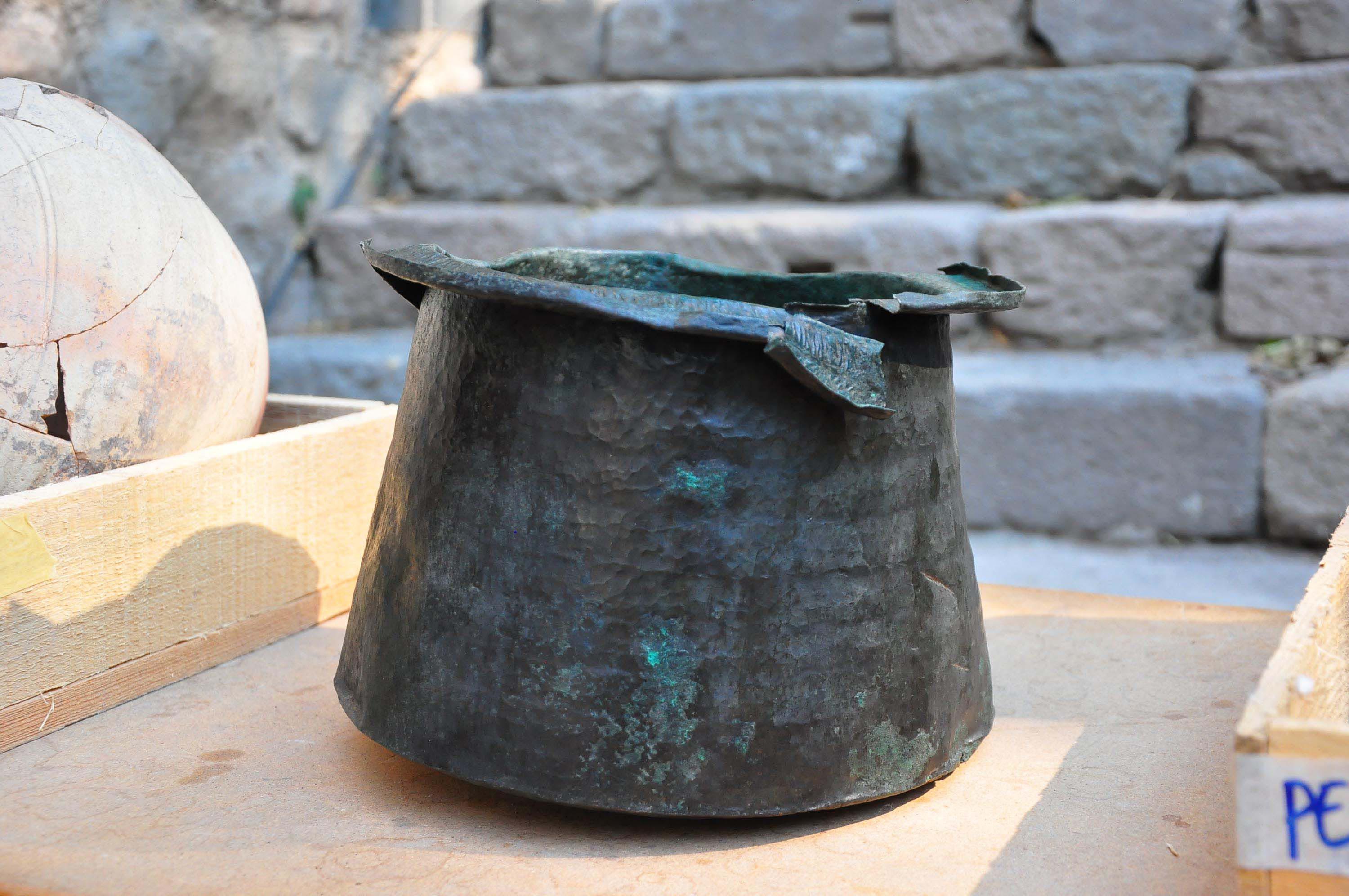 Pergamon'daki 'Mozaikli Ev'de 1400 yıllık bronz kazan bulundu