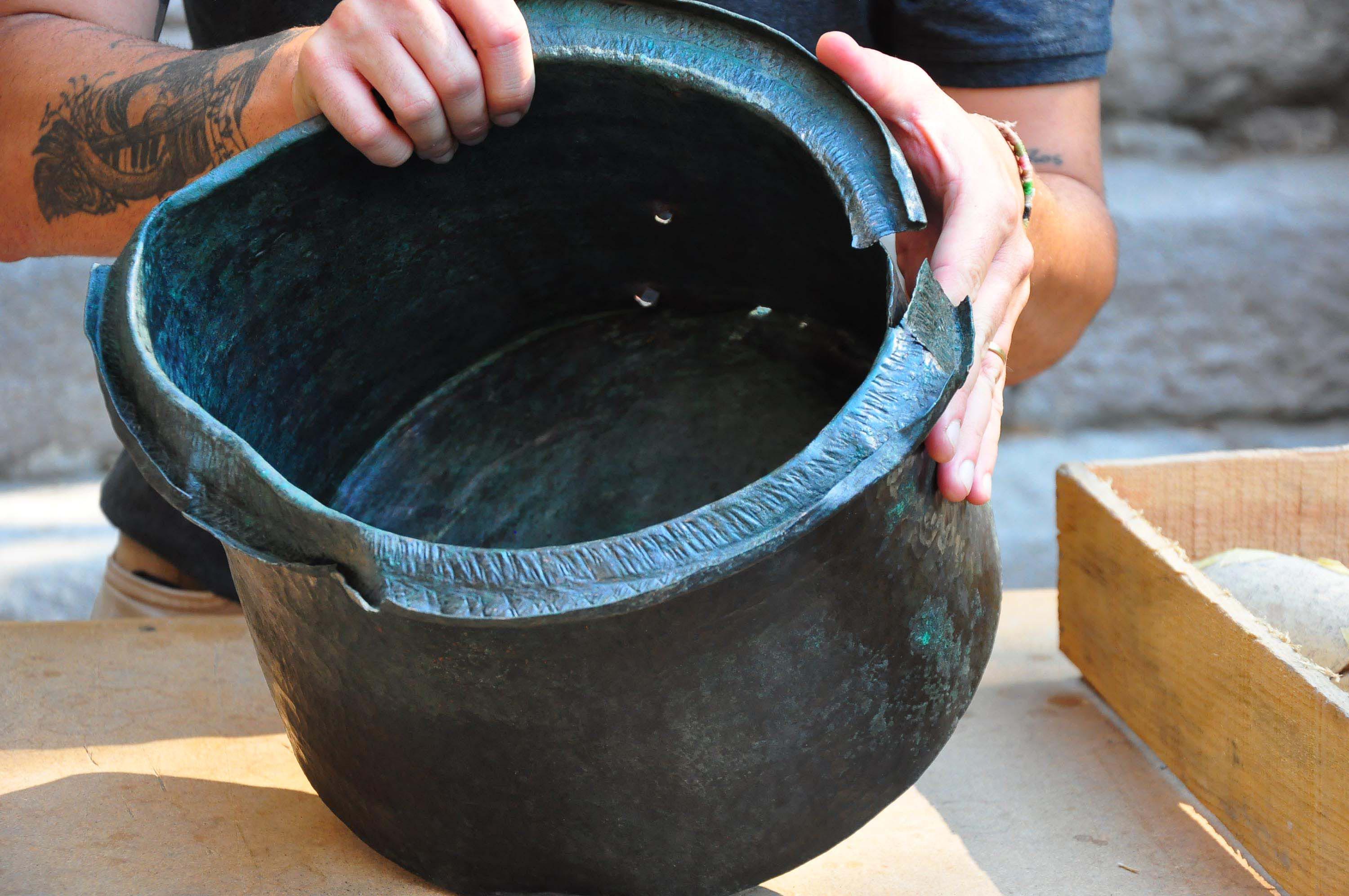 Pergamon'daki 'Mozaikli Ev'de 1400 yıllık bronz kazan bulundu