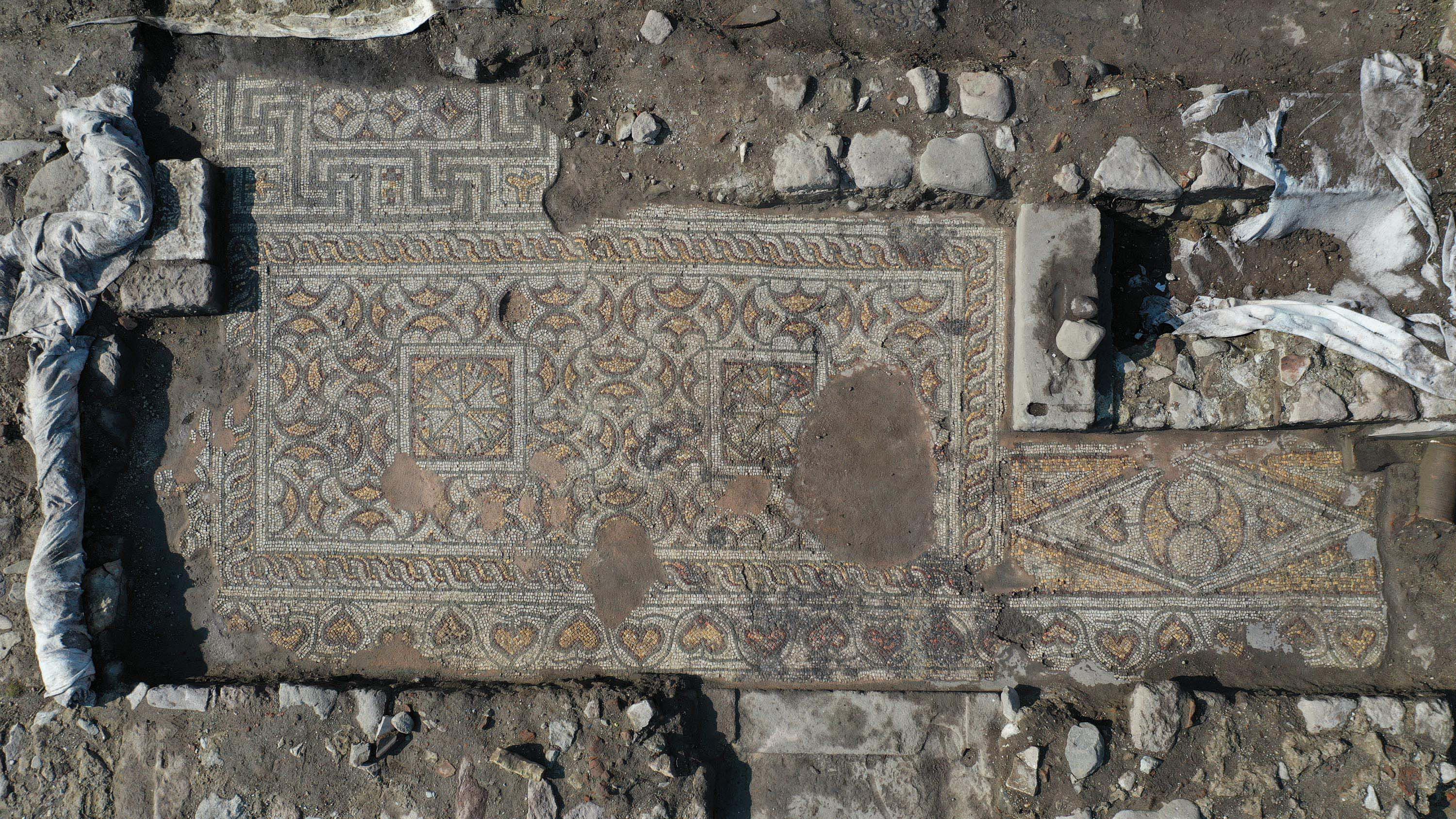 Pergamon'daki 'Mozaikli Ev'de 1400 yıllık bronz kazan bulundu