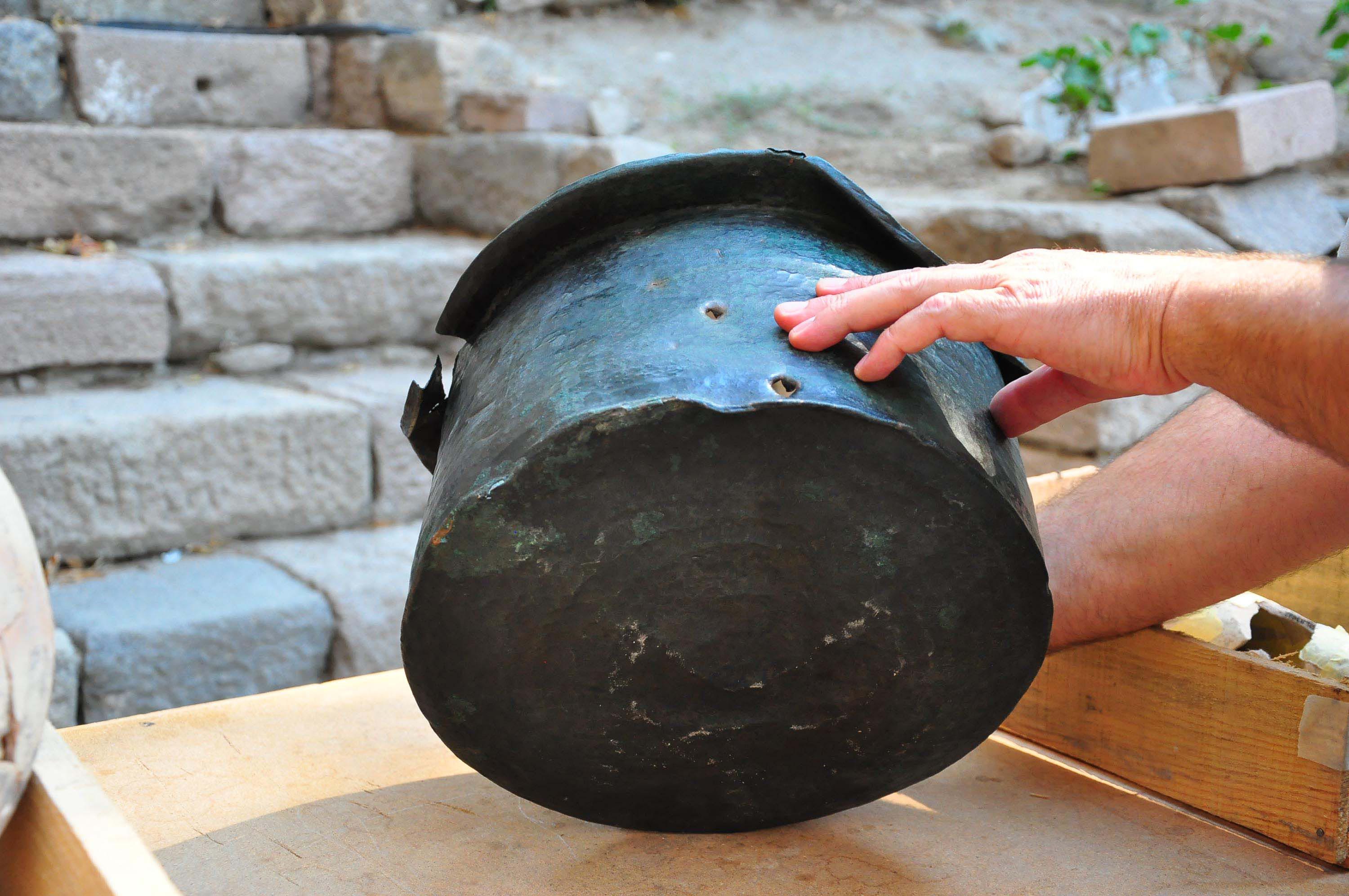 Pergamon'daki 'Mozaikli Ev'de 1400 yıllık bronz kazan bulundu