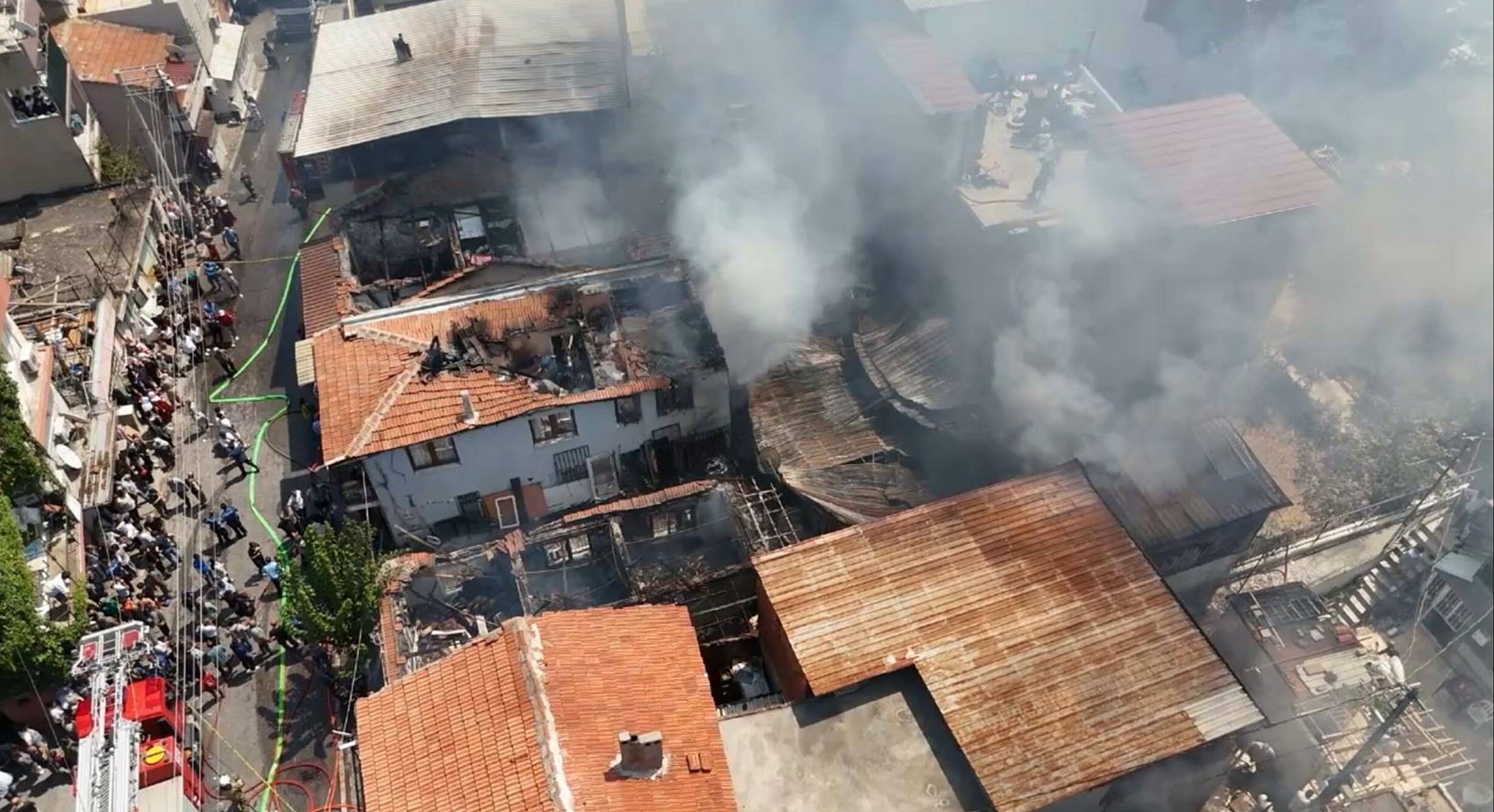 İzmir'de hurda deposunda yangın; 4 eve de sıçradı