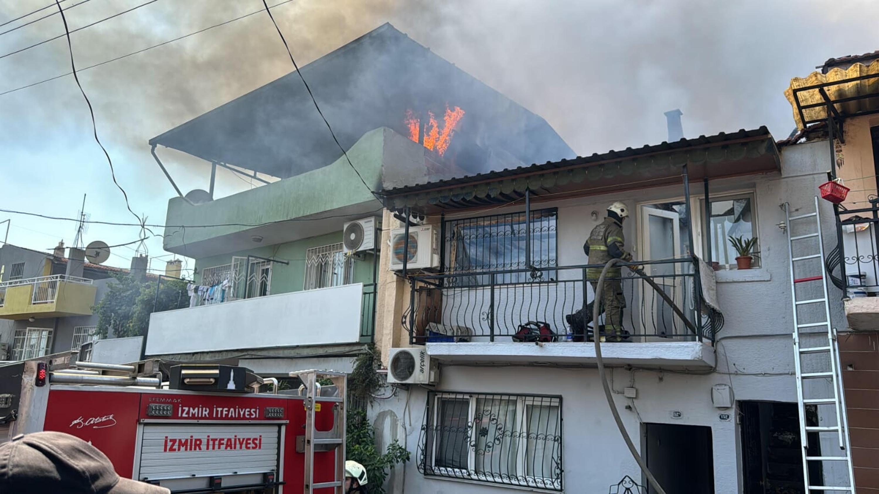 İzmir'de hurda deposunda yangın; 4 eve de sıçradı