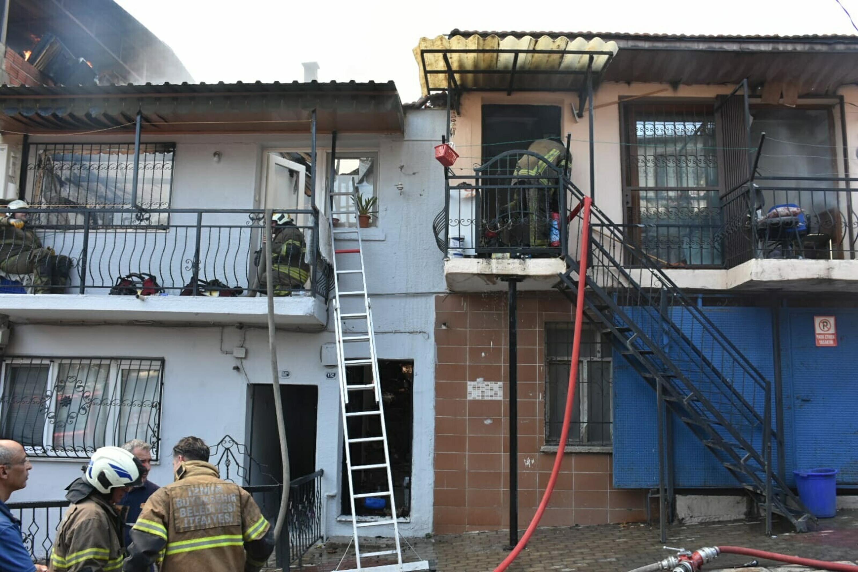 İzmir'de hurda deposunda yangın; 4 eve de sıçradı