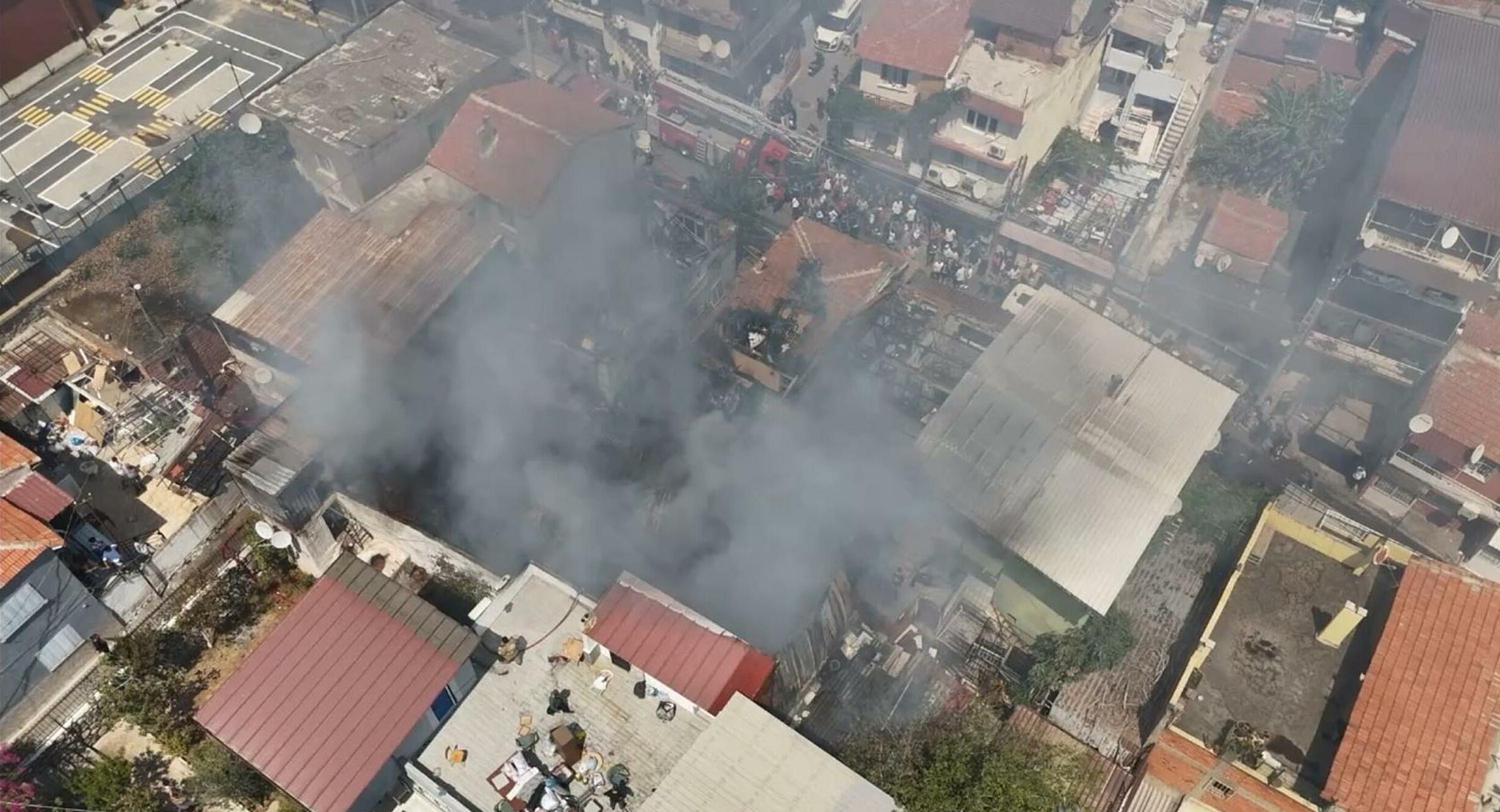 İzmir'de hurda deposunda yangın; 4 eve de sıçradı