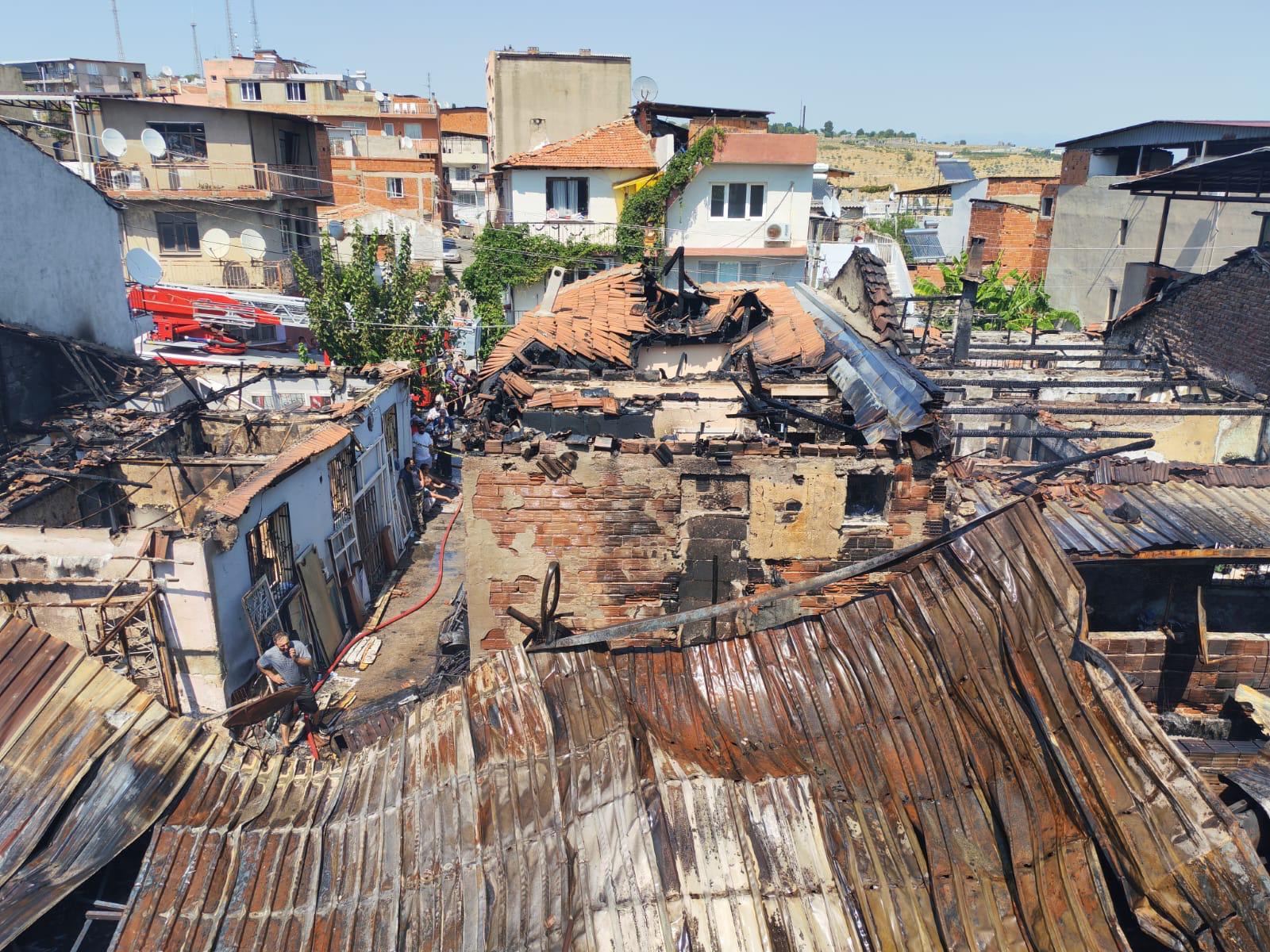 İzmir'de hurda deposunda yangın; 4 eve de sıçradı