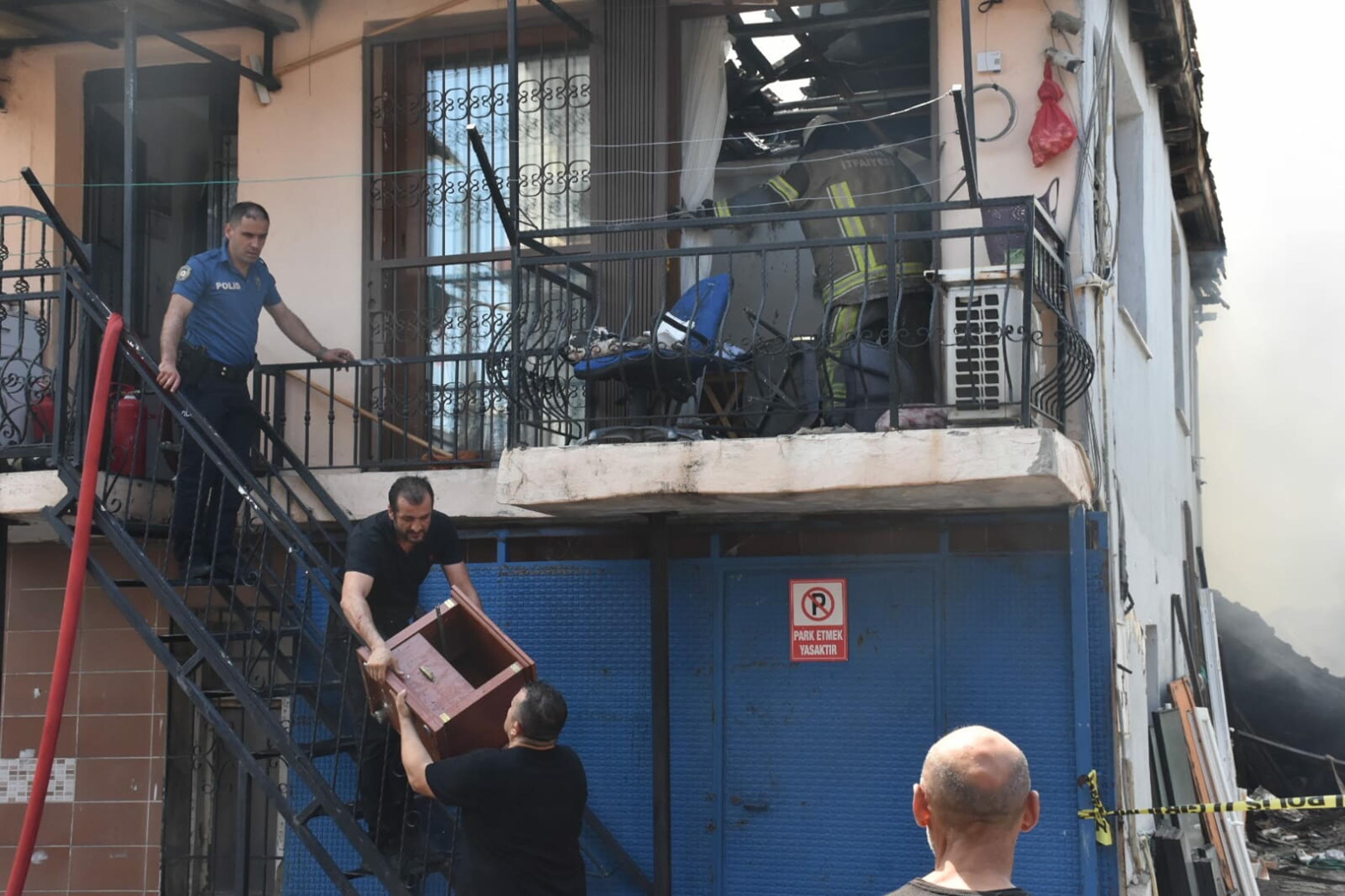 İzmir'de hurda deposunda yangın; 4 eve de sıçradı