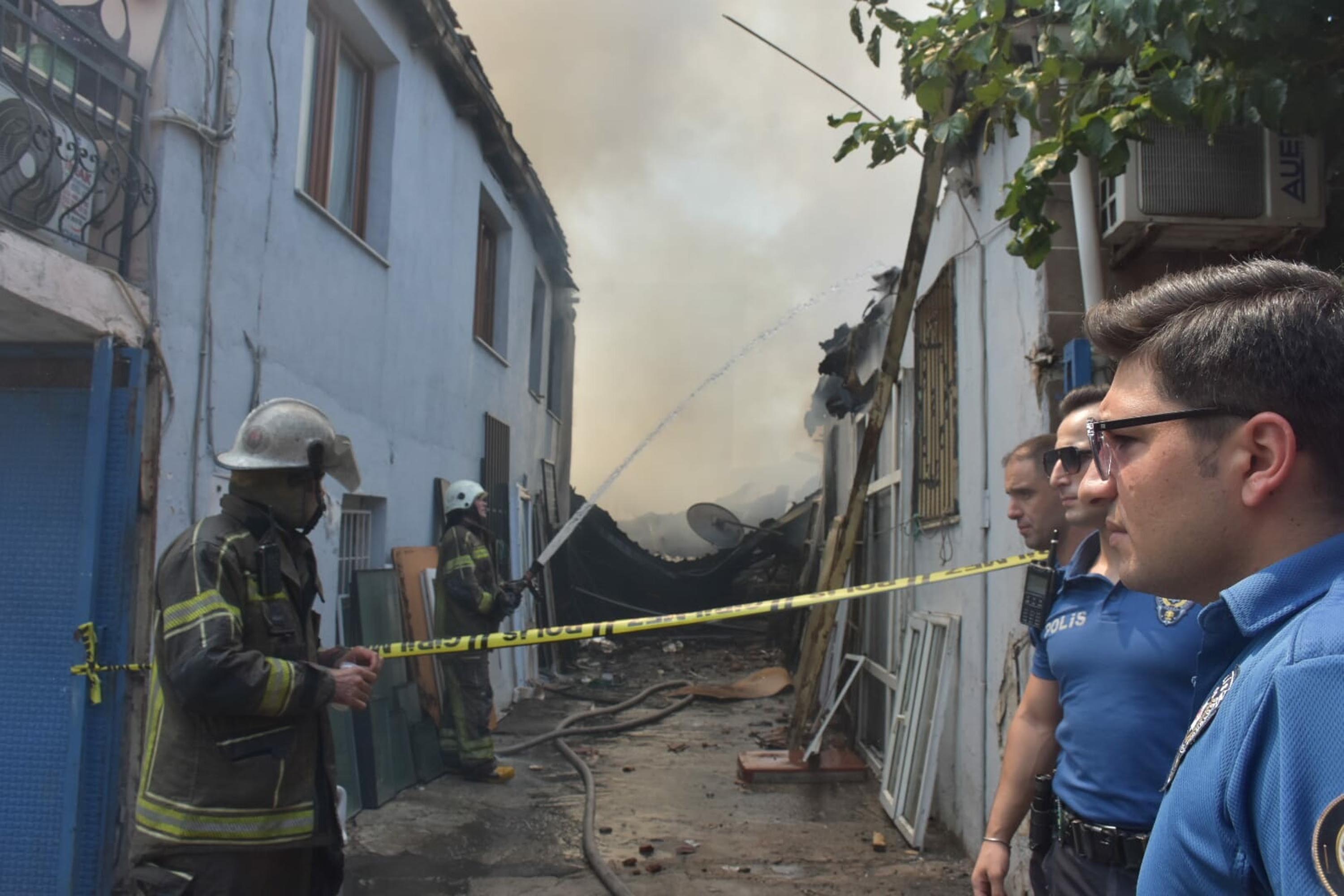 İzmir'de hurda deposunda yangın; 4 eve de sıçradı