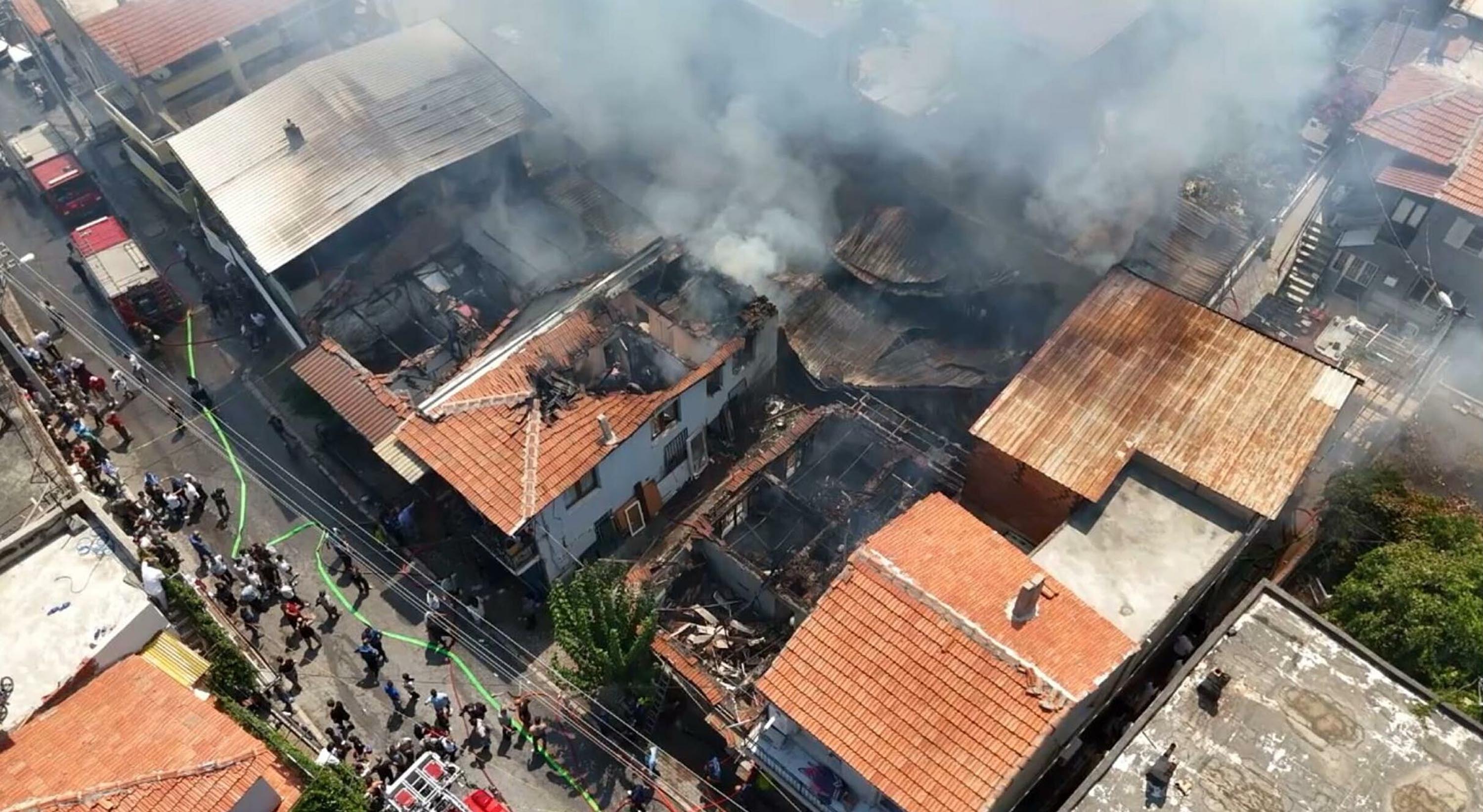 İzmir'de hurda deposunda yangın; 4 eve de sıçradı