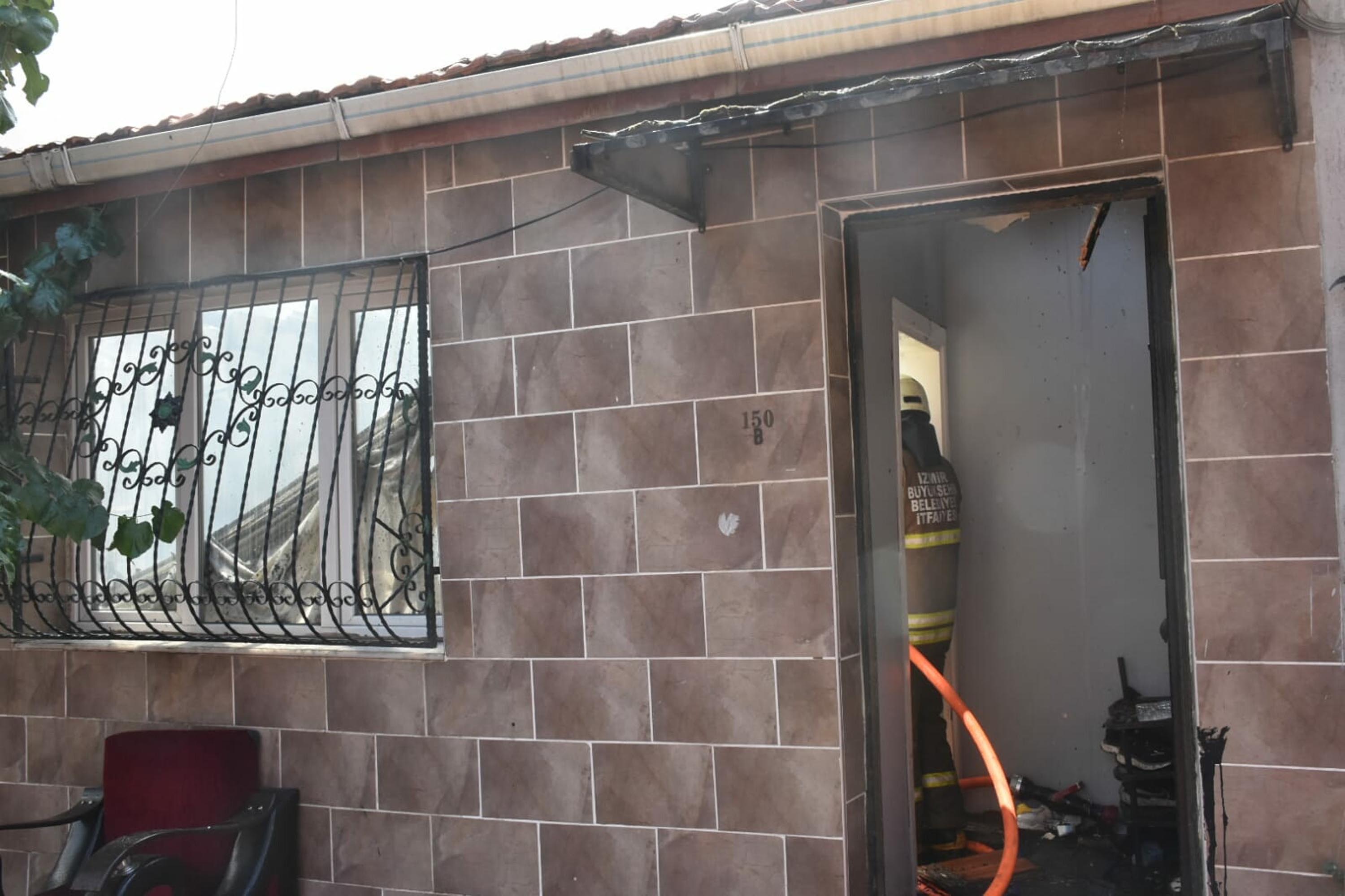 İzmir'de hurda deposunda yangın; 4 eve de sıçradı