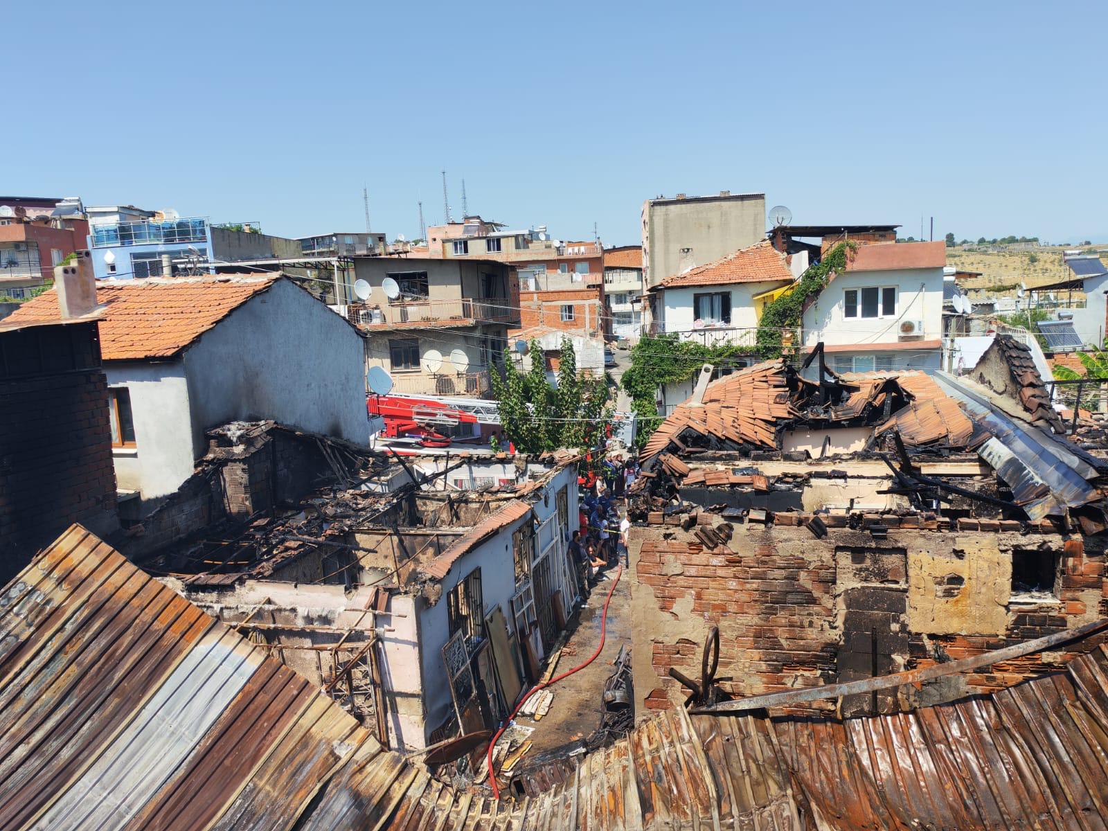 İzmir'de hurda deposunda yangın; 4 eve de sıçradı